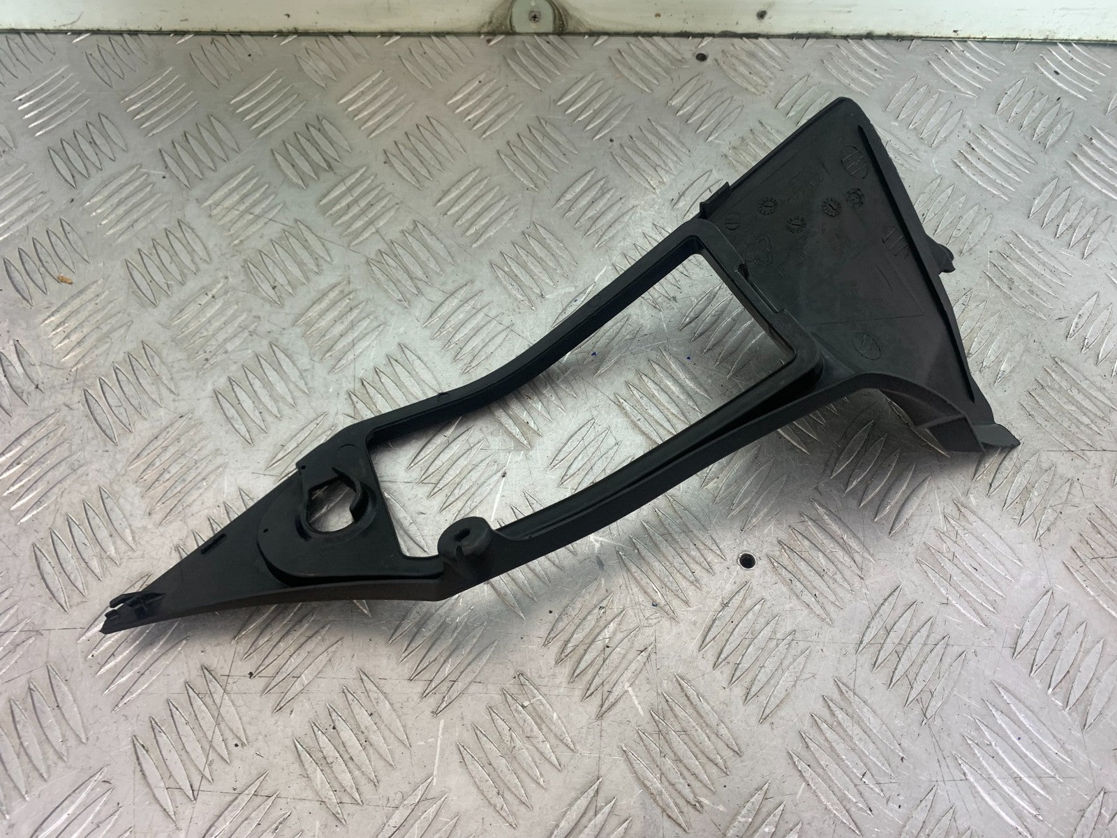 TRIUMPH 1050 SPRINT ST RIGHT TOP FAIRING INFILL PANEL  YEAR 2004-2007 (CMB1197)