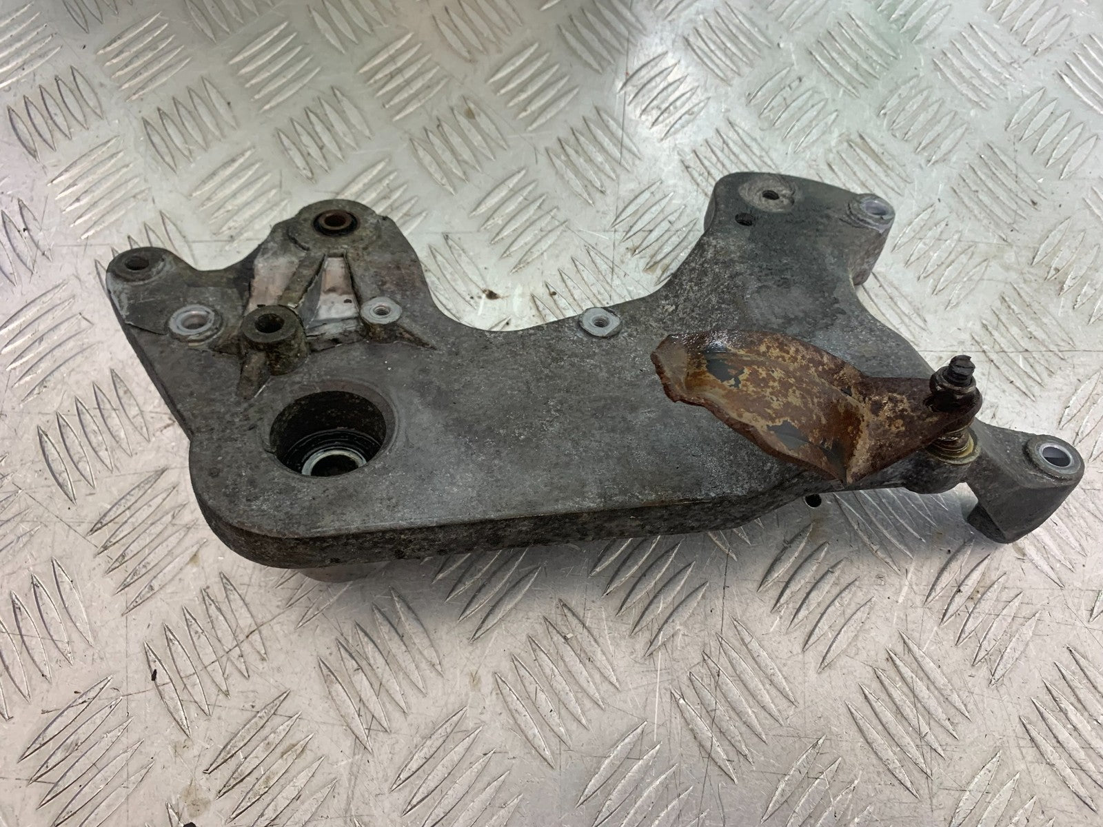NECO ALEXONE 125 EXHAUST BRACKET YEAR 2016-2022  (CMB1273)