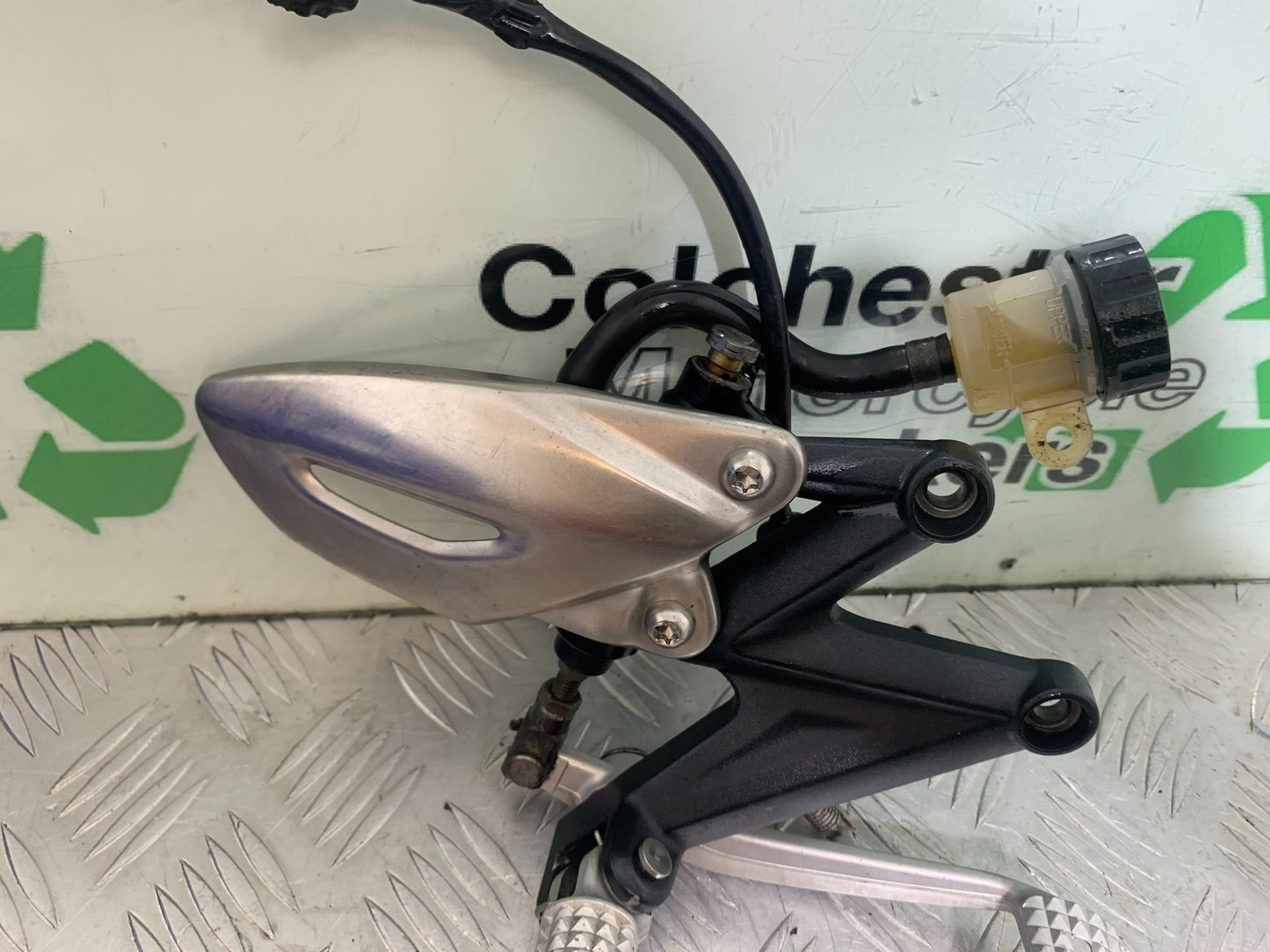 TRIUMPH 675 STREET TRIPLE R FRONT RIGHT HANGER PEG LEVER  YEAR 2013 - 2(CMB1221)