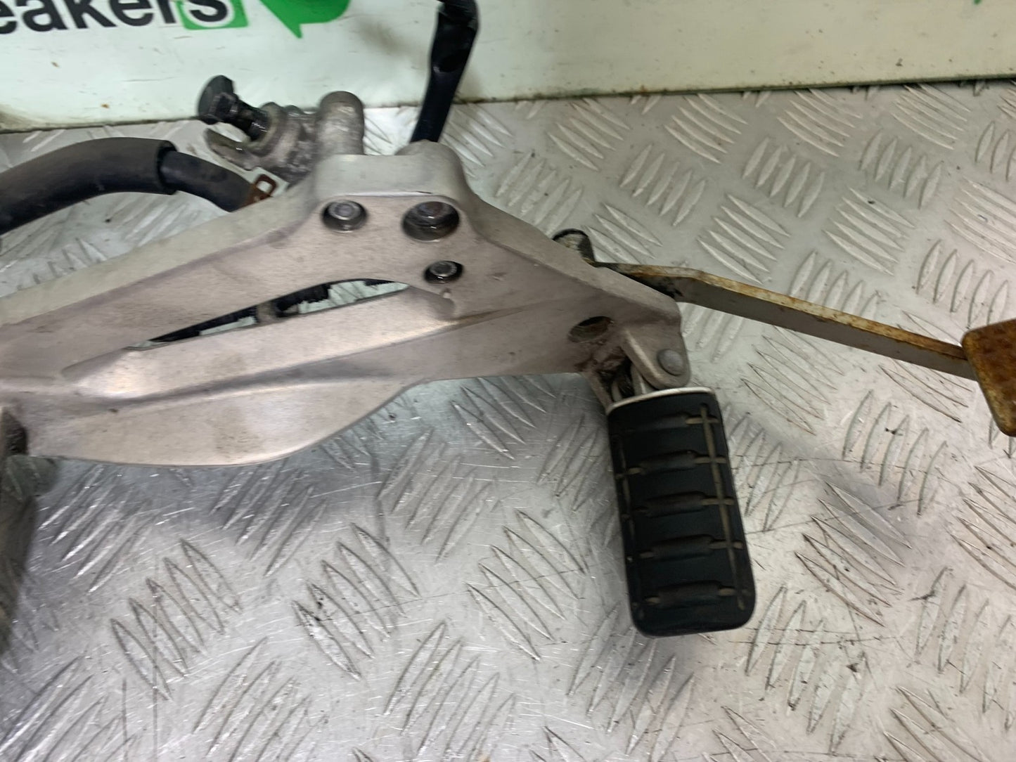 HONDA NT650 V DEAUVILLE RIGHT HANGER AND PEGS  YEAR 1998-01(CMB1320)