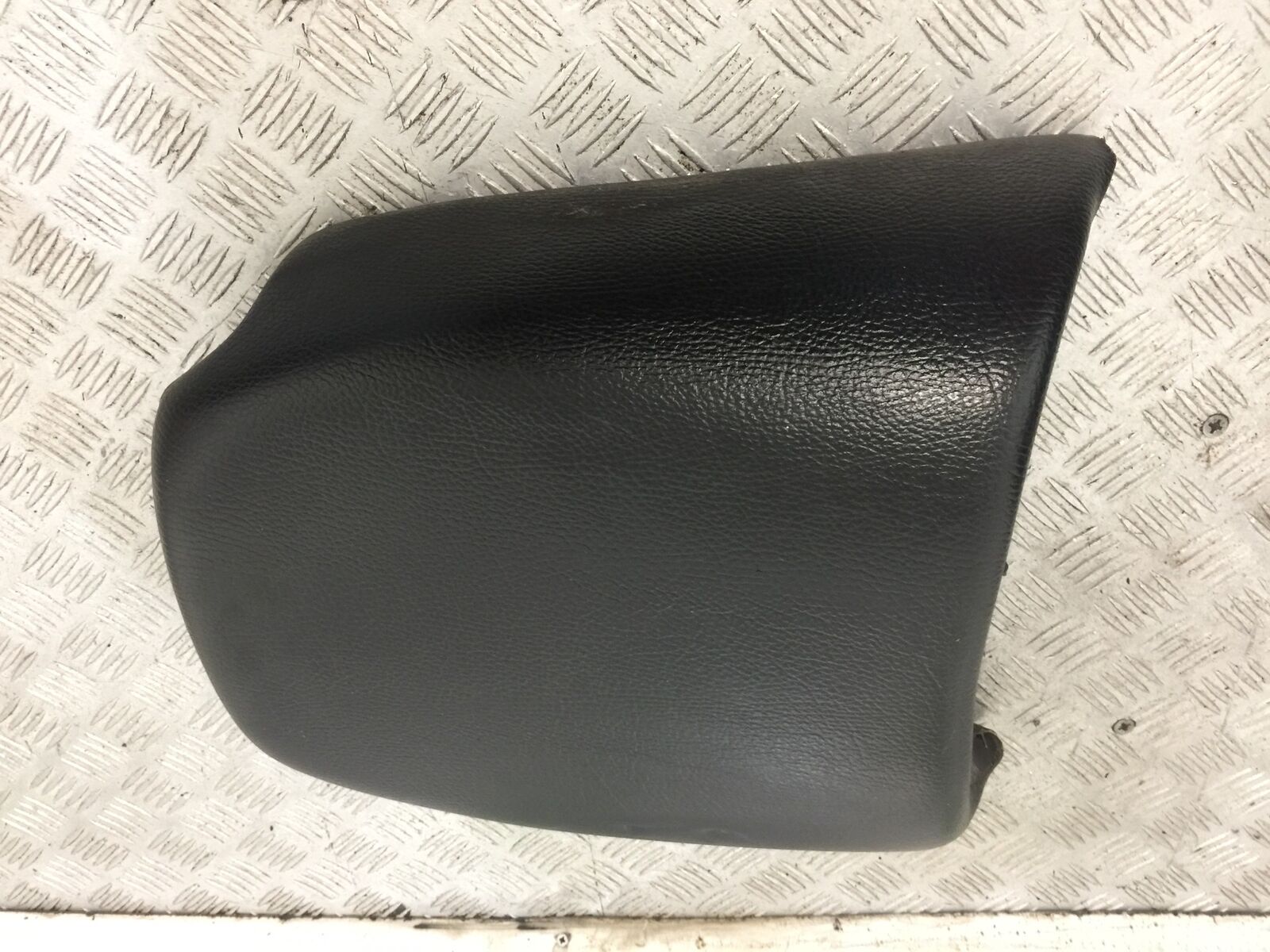 TRIUMPH 955i TIGER REAR SEAT YEAR 2001-2006 (STOCK 818)