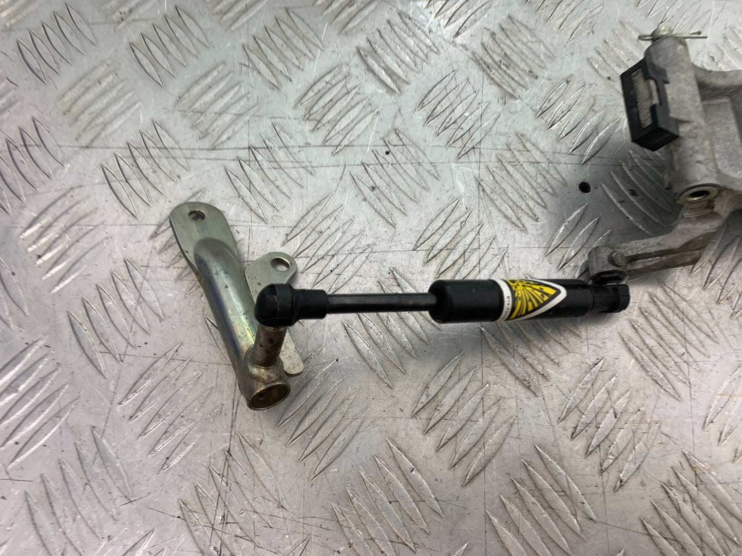 YAMAHA XMAX 300 SEAT DAMPER AND BRACKETS  YEAR 2017-2020 (CMB1218)