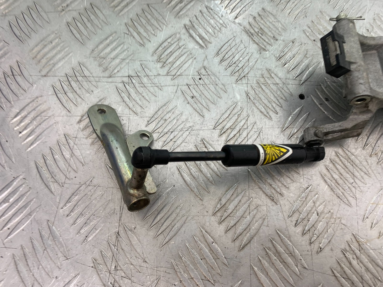 YAMAHA XMAX 300 SEAT DAMPER AND BRACKETS  YEAR 2017-2020 (CMB1218)