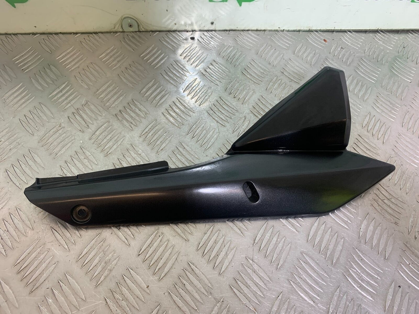 SUZUKI GSF1250 GSF 1250 BANDIT RIGHT SEAT PANEL YEAR 2010-14 (CMB1092)
