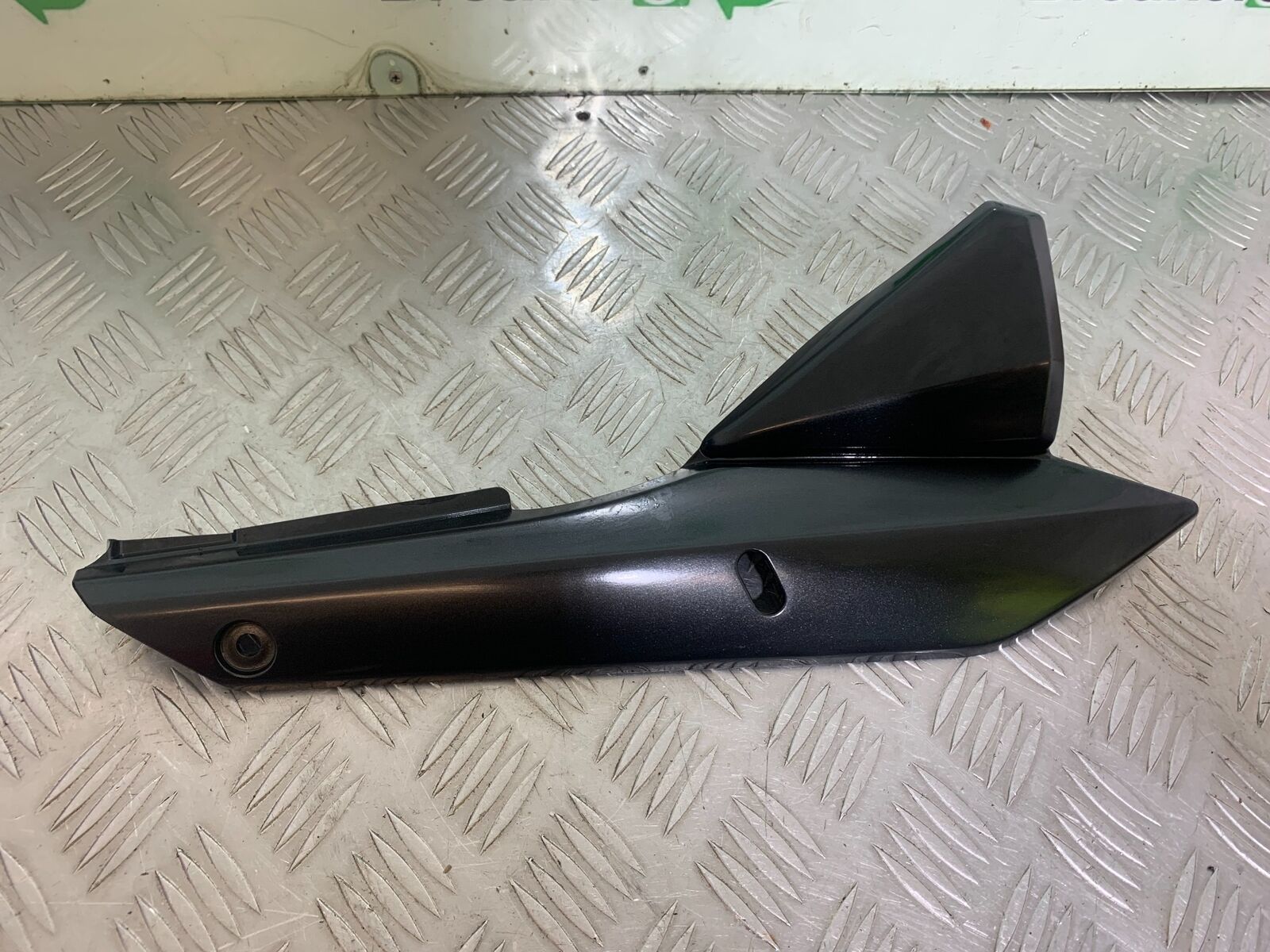 SUZUKI GSF1250 GSF 1250 BANDIT RIGHT SEAT PANEL YEAR 2010-14 (CMB1092)