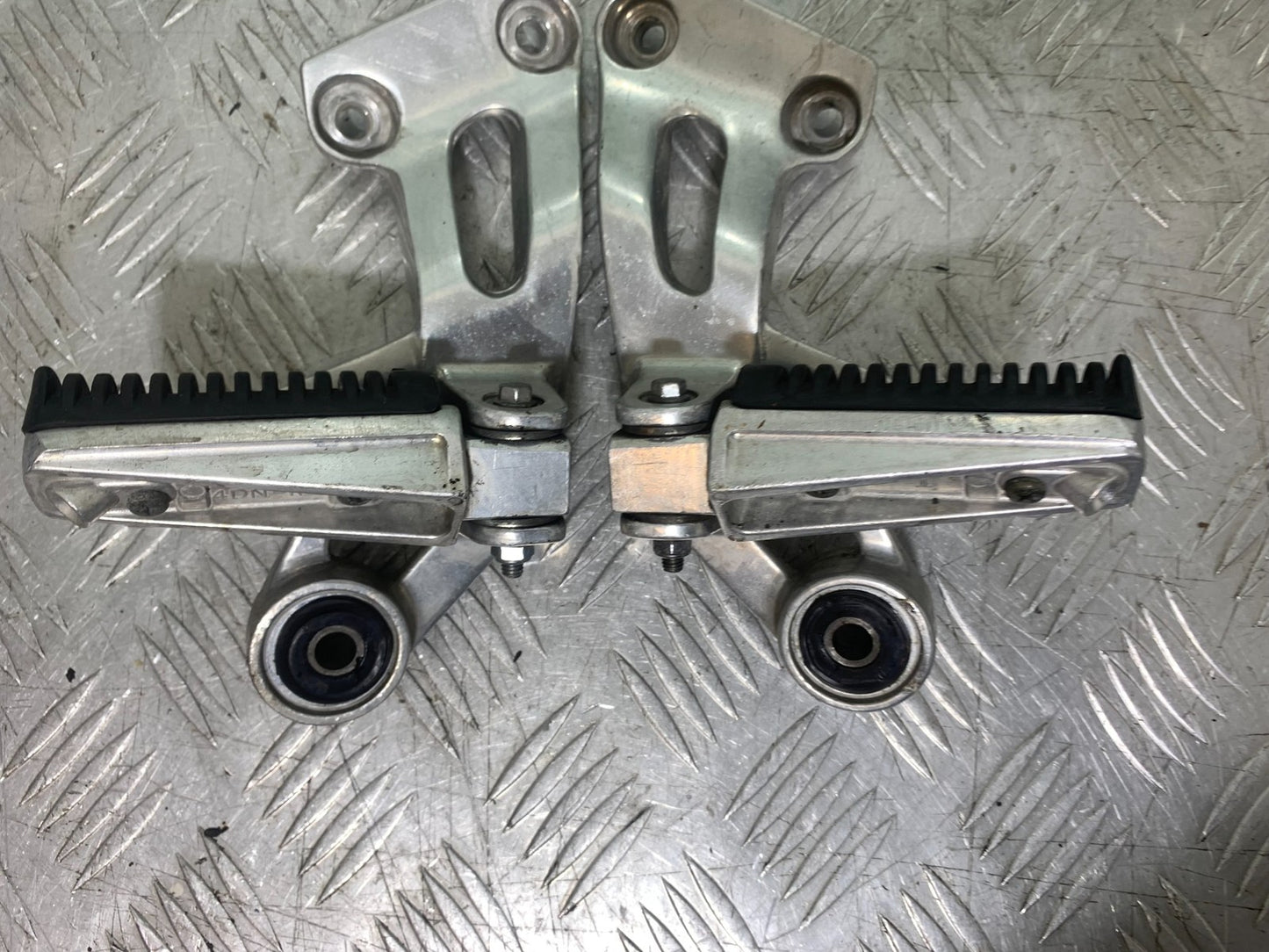 YAMAHA XJ900 XJ 900 DIVERSION REAR HANGERS AND PEGS  YEAR 1994-2002 (CMB1292)