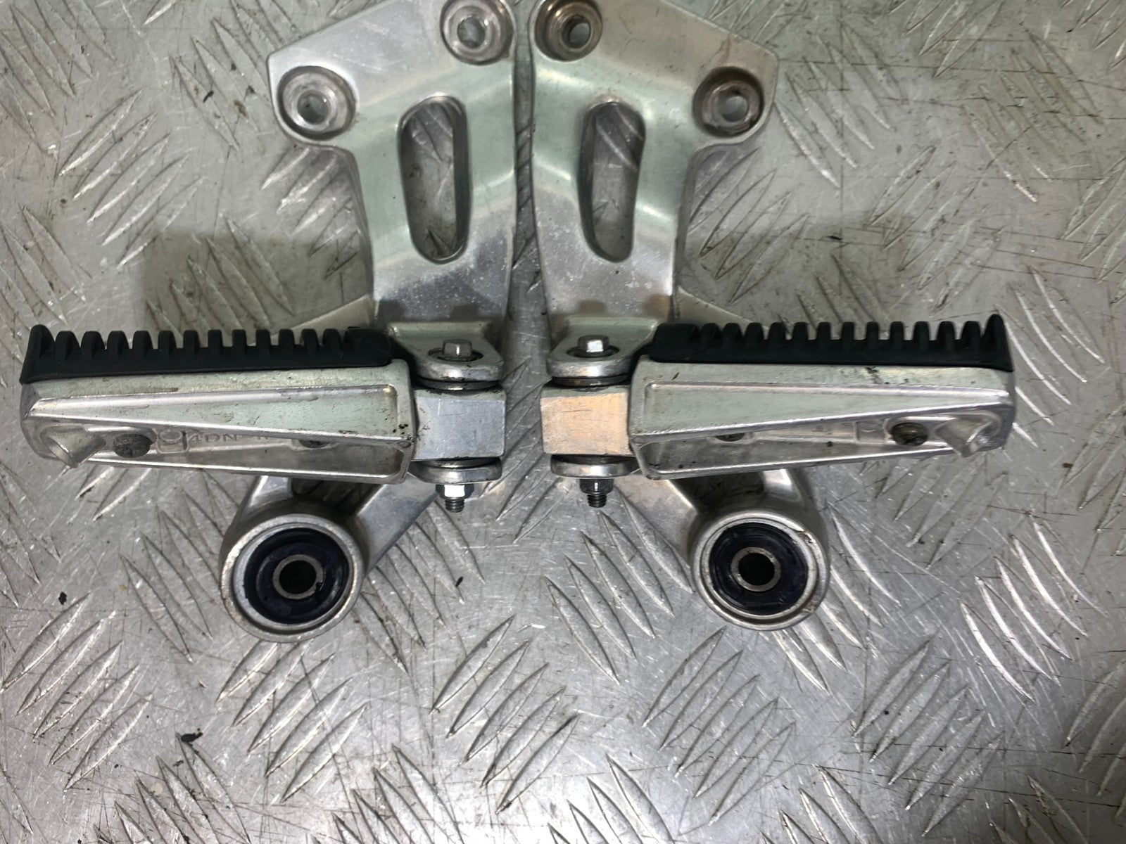 YAMAHA XJ900 XJ 900 DIVERSION REAR HANGERS AND PEGS  YEAR 1994-2002 (CMB1292)