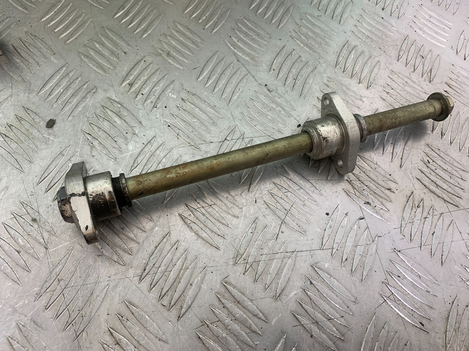 TRIUMPH 675 STREET TRIPLE SWINGARM SPINDLE    2013-2016 (CMB1186)