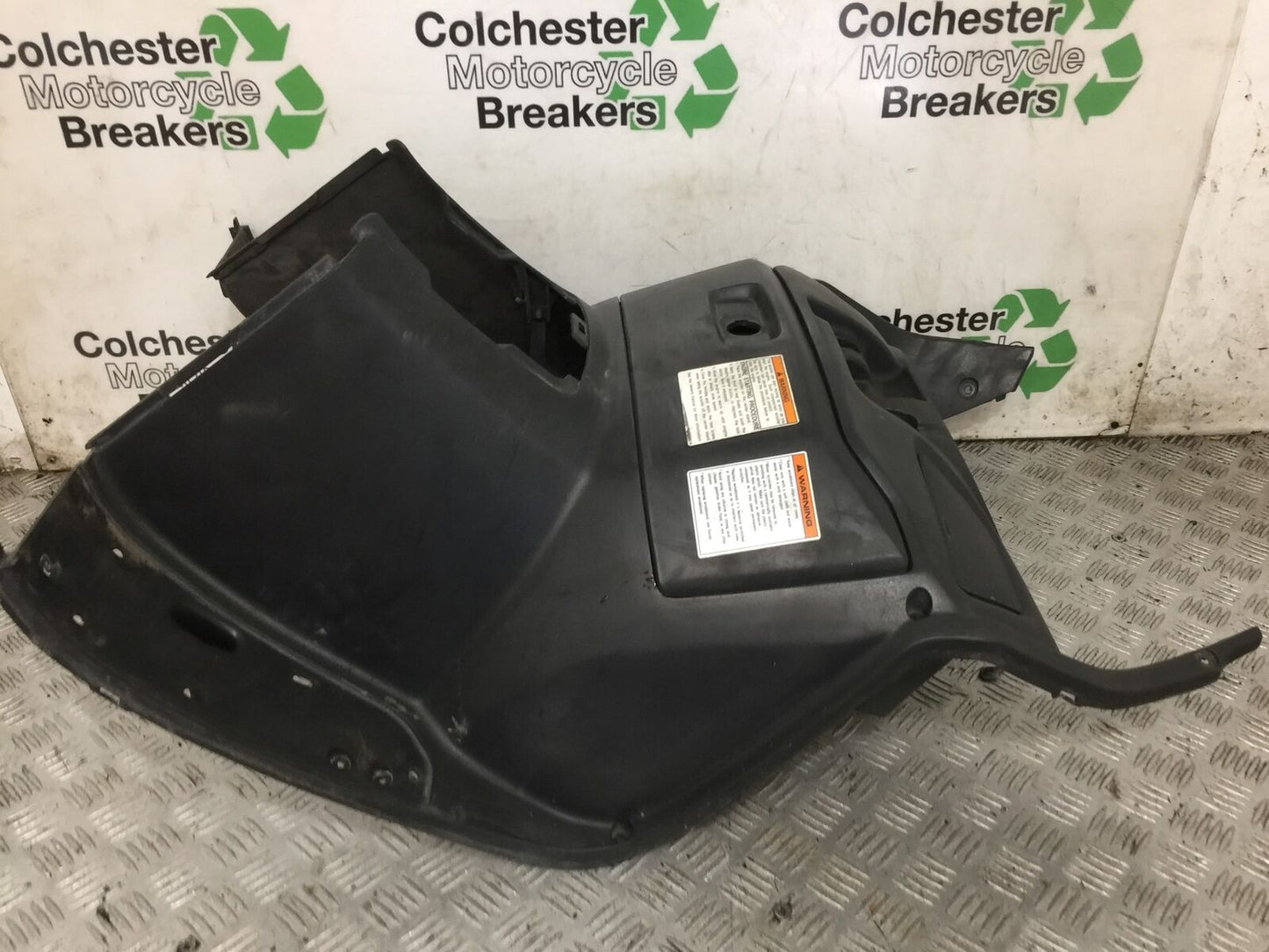 SUZUKI AN 250 BURGMAN INNER PANEL  YEAR 1999  (STOCK 881)
