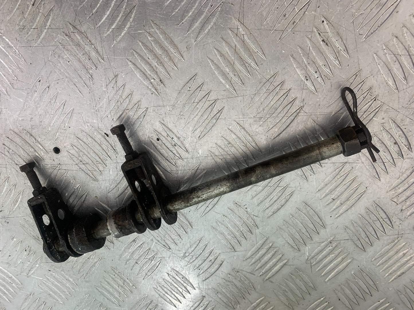 KAWASAKI GPZ600 GPZ 600 REAR WHEEL SPINDLE & ADJUSTERS    YEAR 1988-90 (CMB1258)