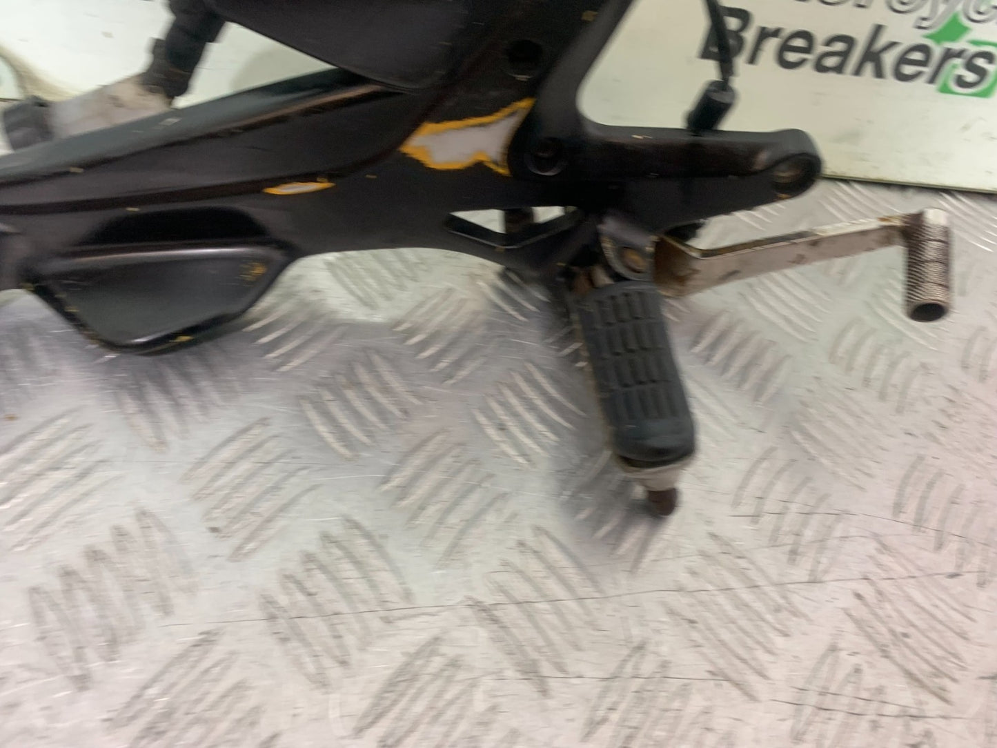 HONDA CBF600 CBF 600 RIGHT HANGER AND PEGS  YEAR 2004-07  (CMB1305)
