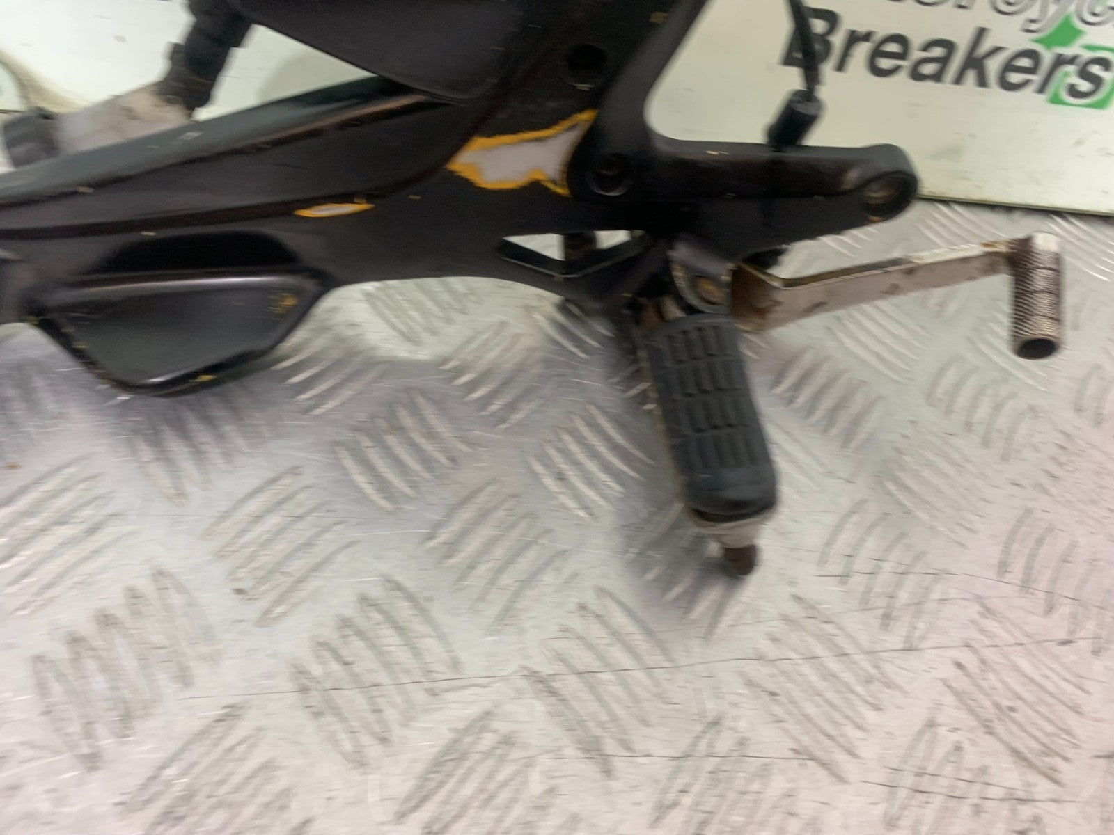HONDA CBF600 CBF 600 RIGHT HANGER AND PEGS  YEAR 2004-07  (CMB1305)