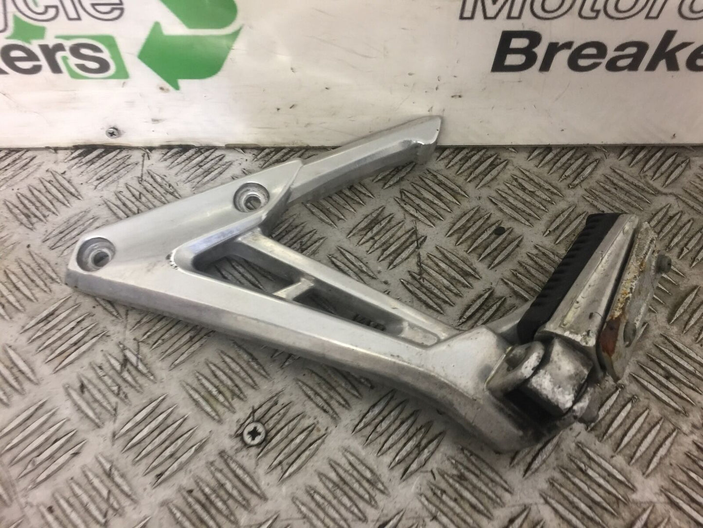 YAMAHA FZS1000 FAZER LEFT REAR HANGER AND PEG YEAR 2003 (STOCK 379)