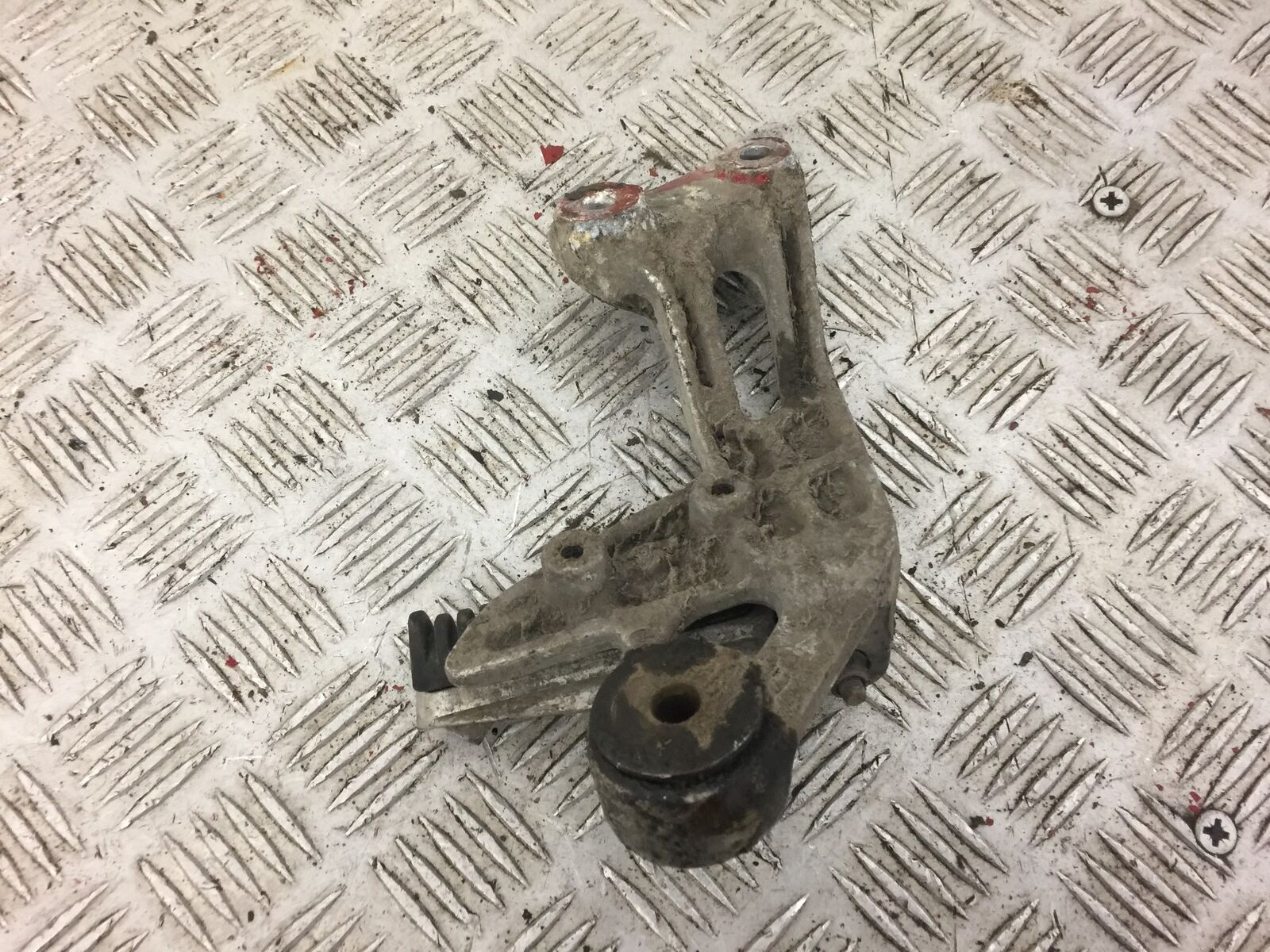 YAMAHA XJ900 XJ 900 DIVERSION LEFT REAR HANGER  YEAR 1994-2002 STOCK 488)