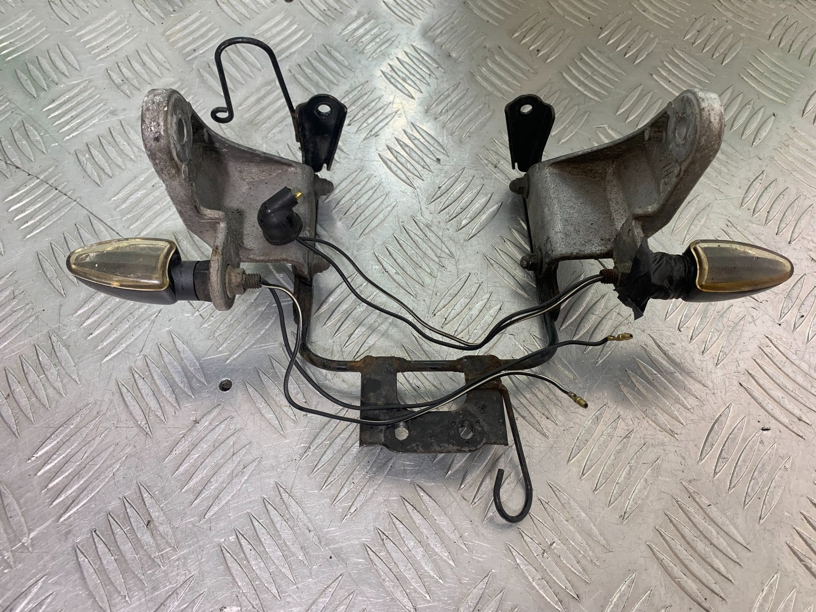 YAMAHA XJR1300 XJR 1300 HEADLIGHT BRACKET   YEAR  1999-2003 (CMB1119)