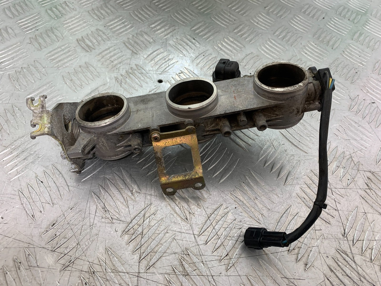 TRIUMPH 955i SPRINT ST THOTTLE BODIES  YEAR 1999-04 (CMB1230)