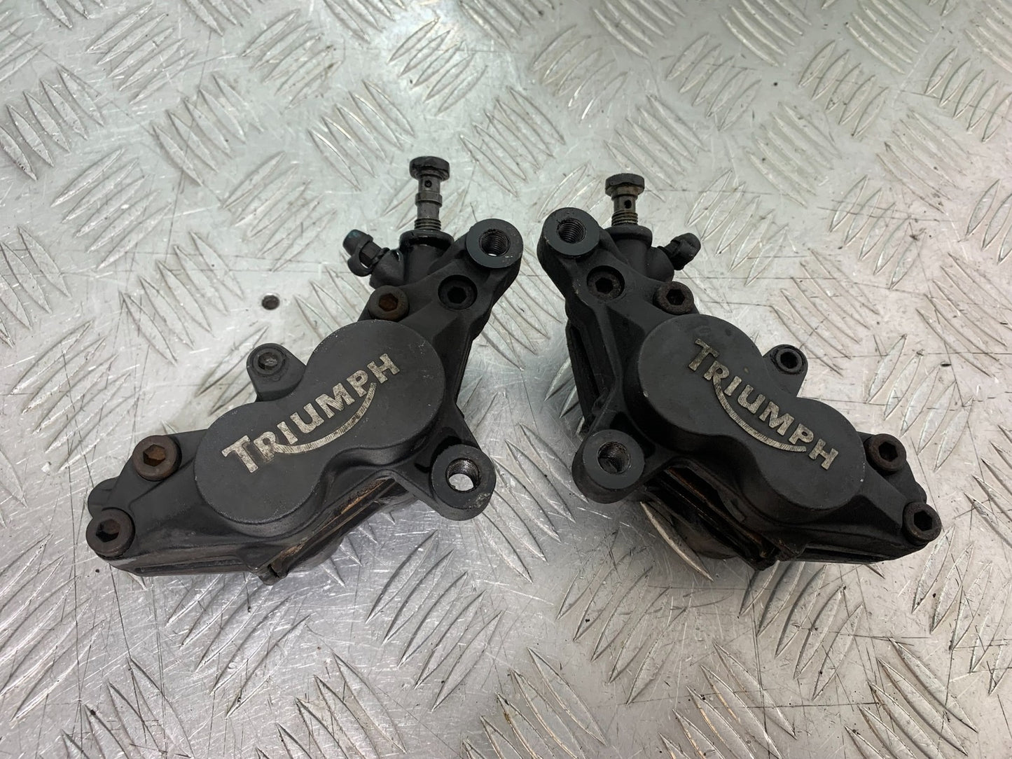 TRIUMPH 955i DAYTONA FRONT BRAKE CALIPERS YEAR 2002-2006 (CMB1229)