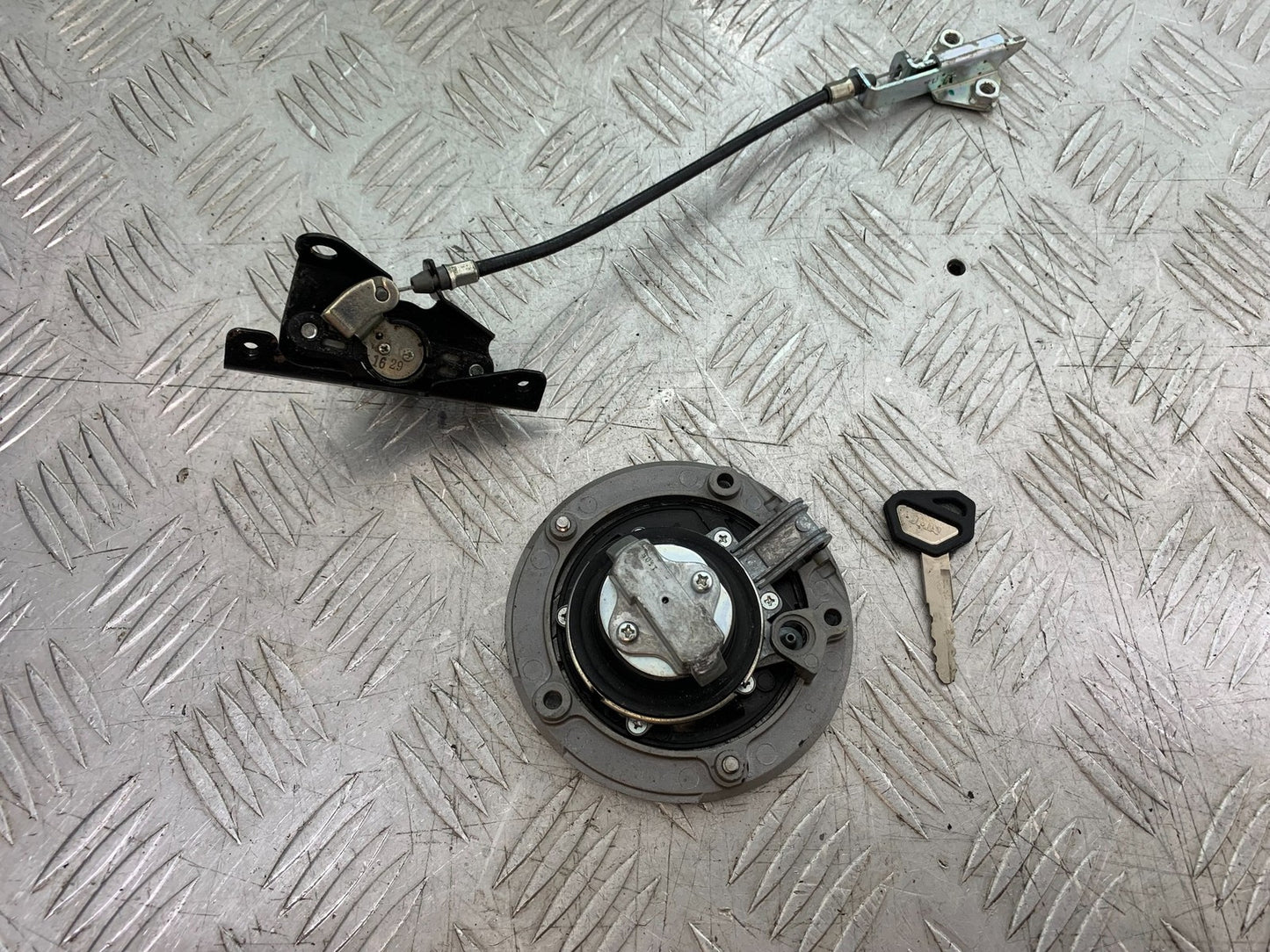 KAWASAKI ER6 N PETROL CAP SEAT LOCK KEY YEAR 2012-2017 (CMB1324)