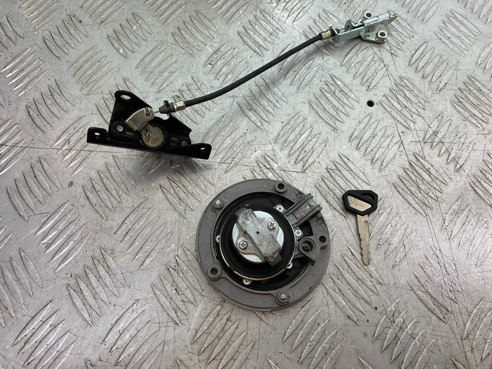 KAWASAKI ER6 N PETROL CAP SEAT LOCK KEY YEAR 2012-2017 (CMB1324)