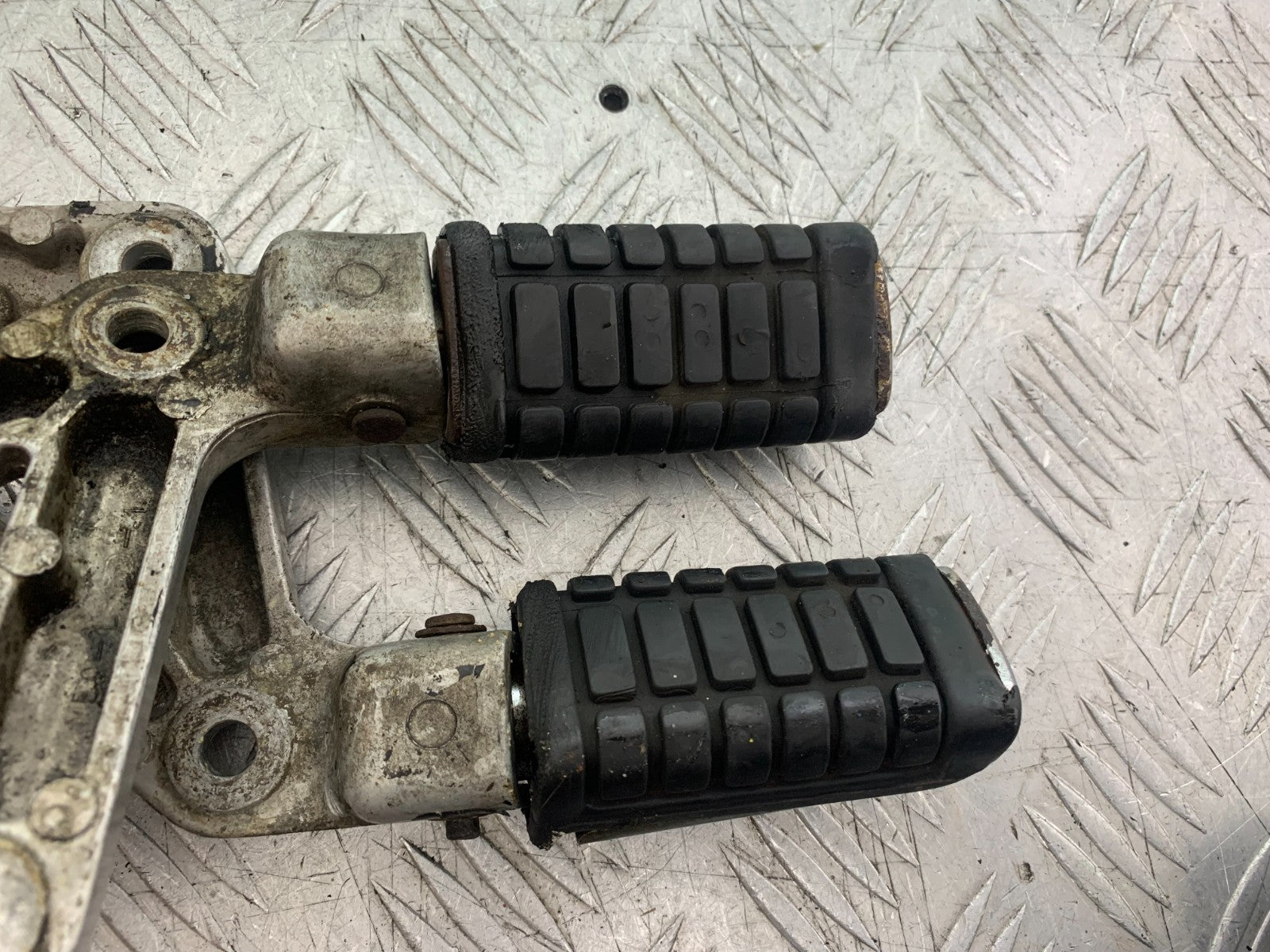 HONDA VT700 VT 700 SHADOW REAR HANGERS AND PEGS  YEAR 1984-85 (CMB1328)