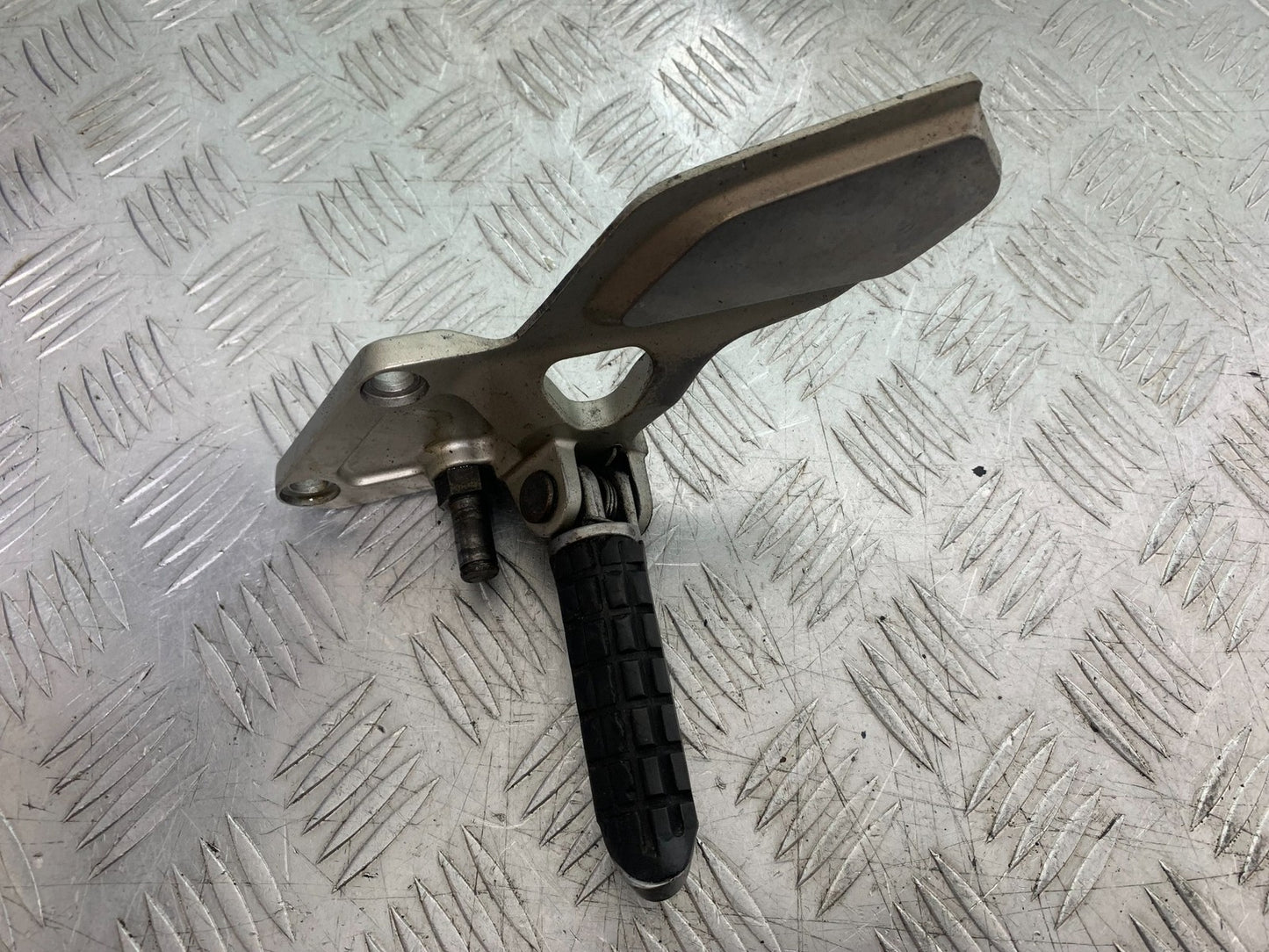 KAWASAKI ZZR1100 D FRONT LEFT HANGER AND PEG    YEAR 1993-2001 (CMB1289)