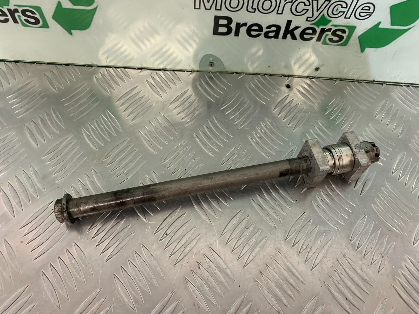 KAWASAKI ZX9R ZX9 C REAR WHEEL SPINDLE  YEAR 1998-99 (STOCK 957)