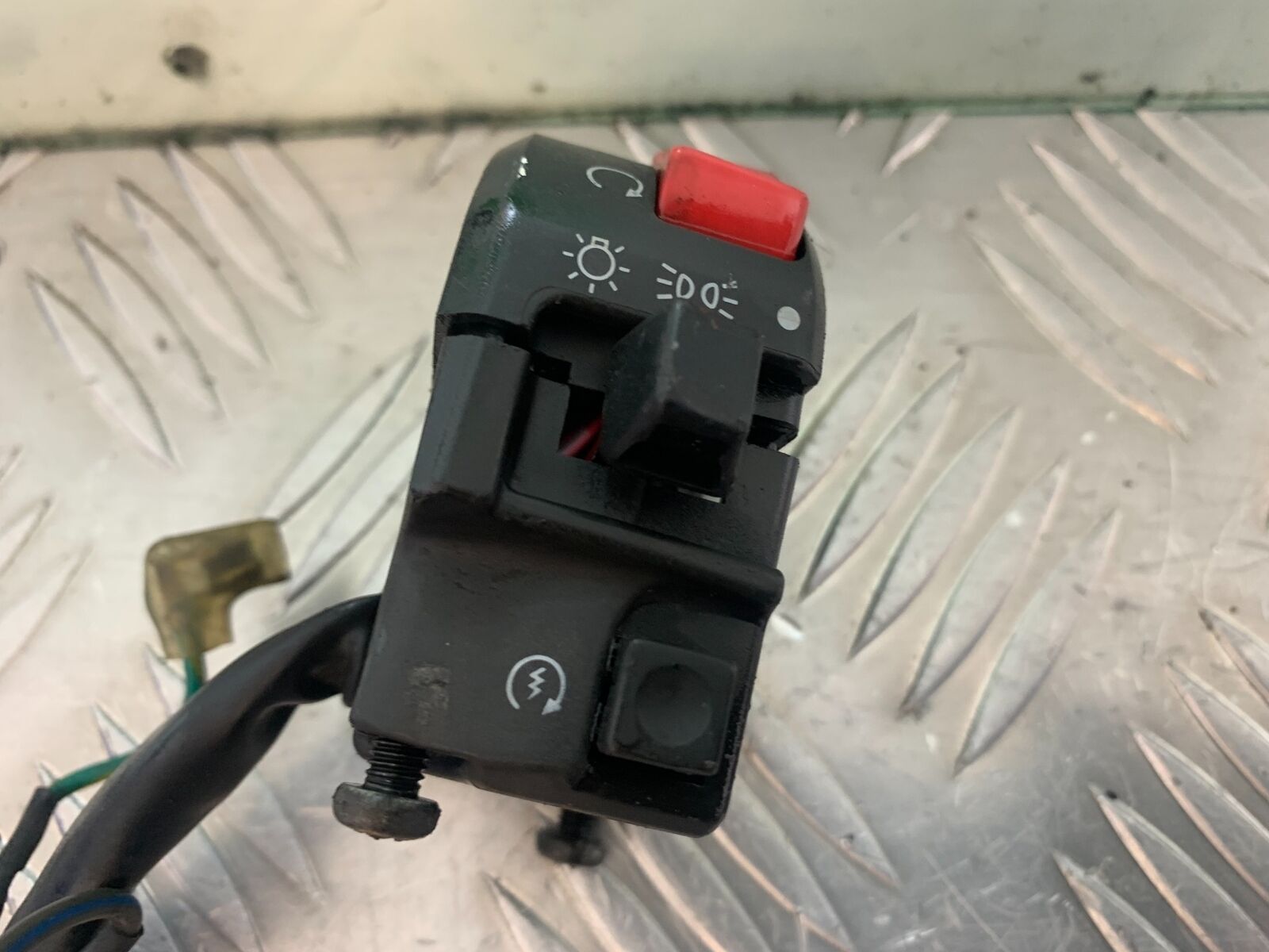 YAMAHA YZF600 YZF 600 THUNDERCAT RIGHT SWITCH GEAR   1996-2003 (CMB1134)