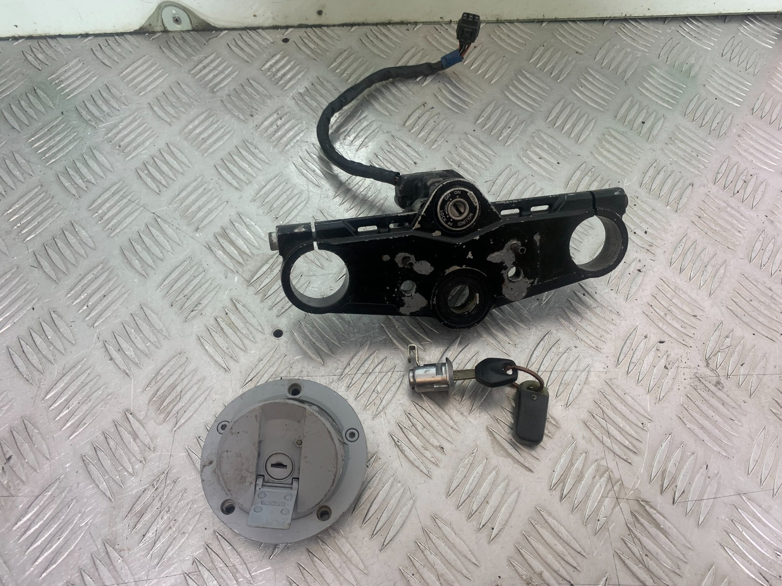 SUZUKI GSF650 GSF 650 LOCK AND KEY    YEAR 2007-2009  (CMB1161)