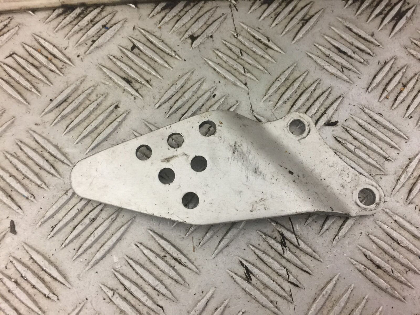 KAWASAKI ZX6R C1H RIGHT HEEL PLATE   YEAR 2005 2006 (STOCK 519)