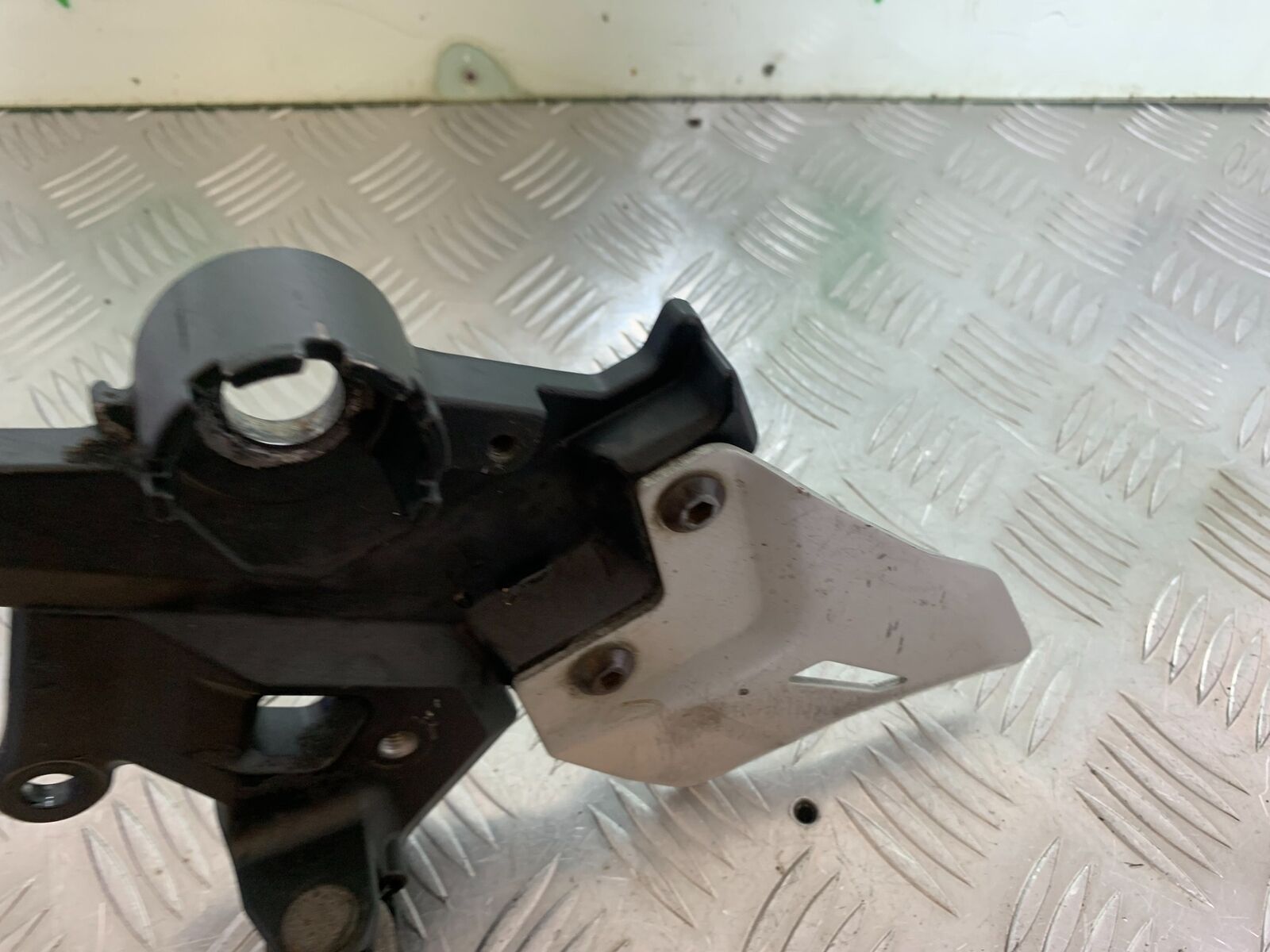 KAWASAKI NINJA 650 FRONT LEFT HANGER YEAR 2017-2019 (CMB1018)
