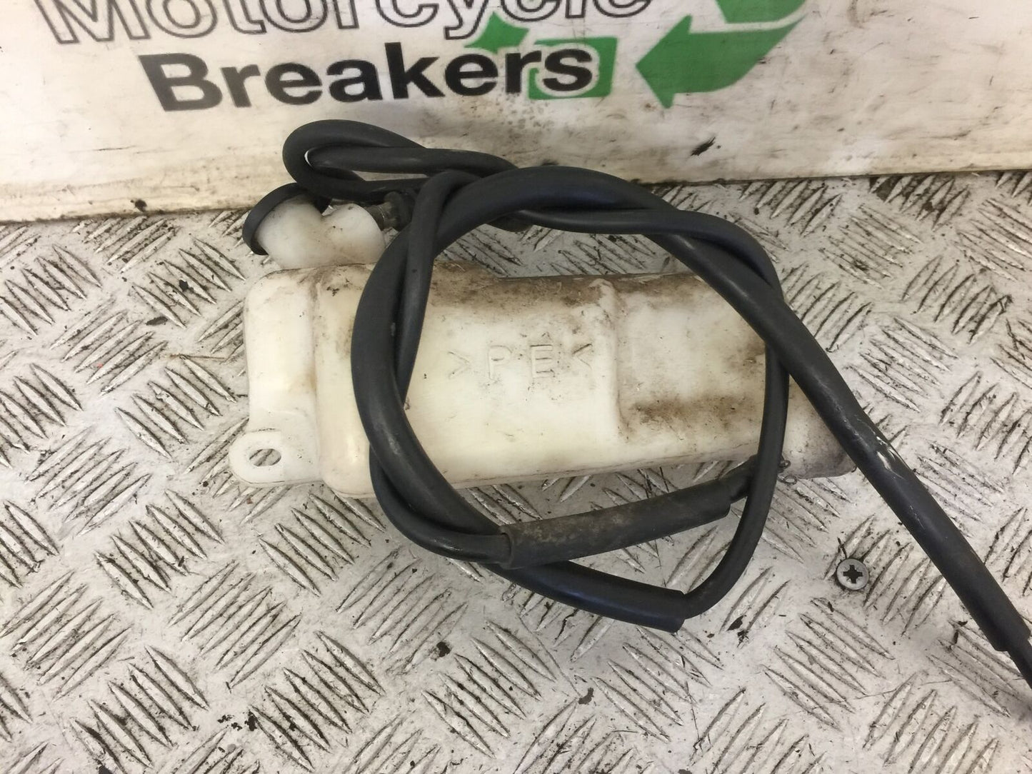 YAMAHA FZS1000 FAZER 1000 FZ1 COOLANT BOTTLE  YEAR 2000-05 (STOCK 714)
