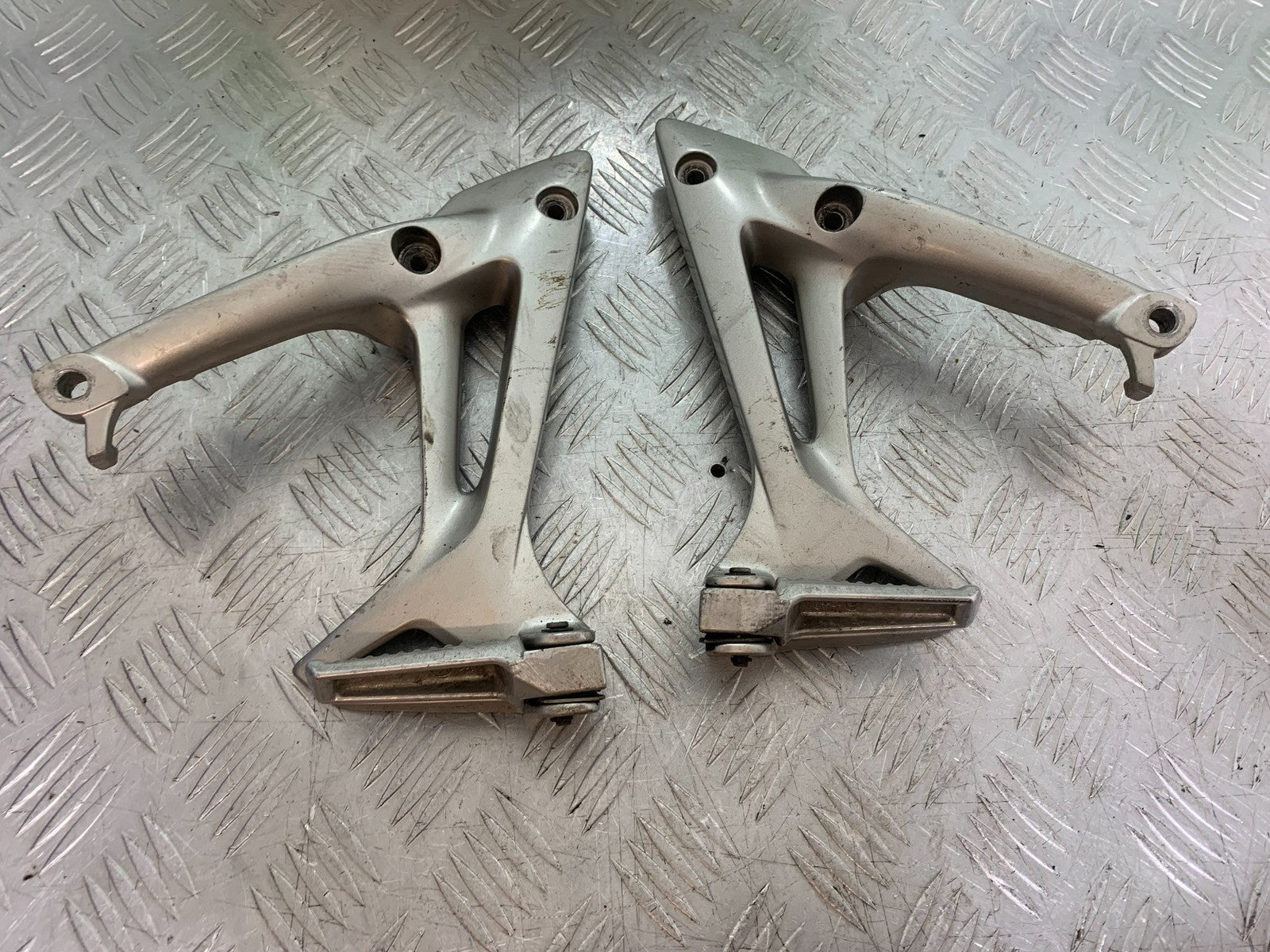 HONDA VFR800 VFR 800 V-TEC REAR HANGERS AND PEGS  YEAR 2002 -09 (CMB1296)