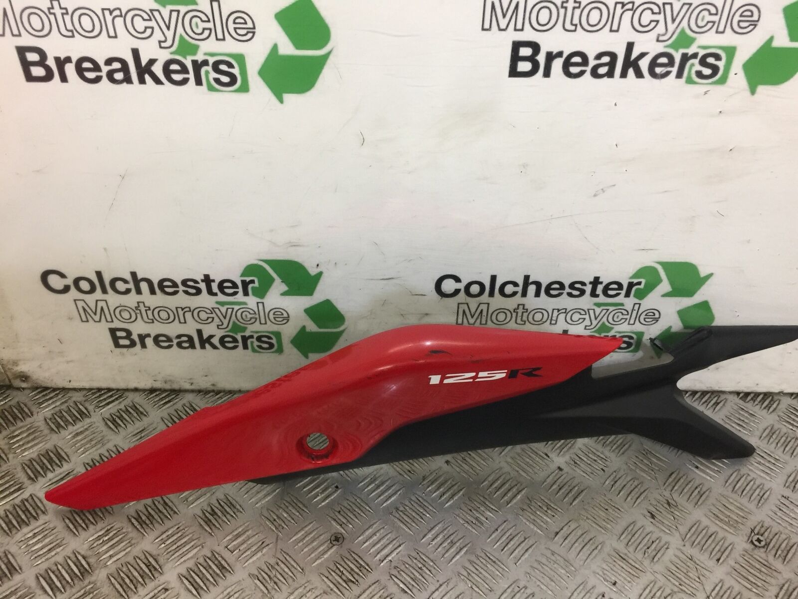 HONDA CBR125 CBR 125 RIGHT SEAT PANEL  YEAR 2011-2017 (STOCK 501)