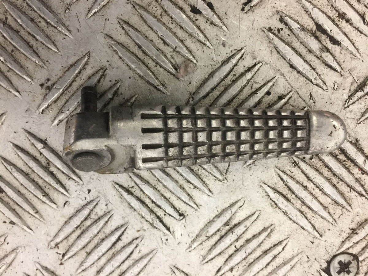 SUZUKI GSF600 GSF 600 BANDIT LEFT REAR PEG   YEAR 1997 (STOCK 687)