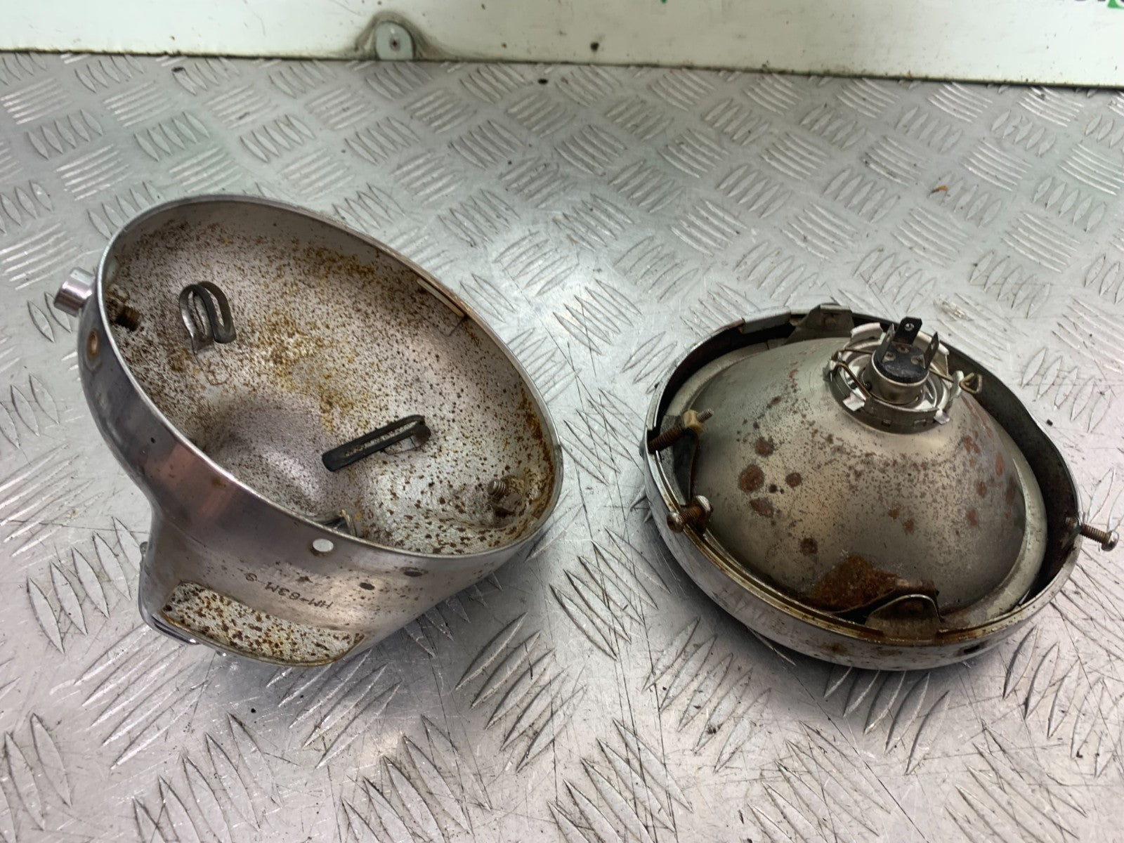 HONDA VT700 VT 700 SHADOW HEADLIGHT AND BACKING  YEAR 1984-85 (CMB1328)