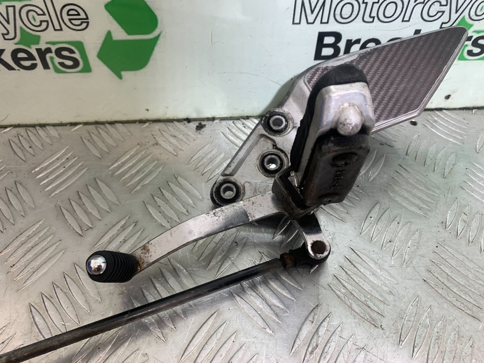 SUZUKI GSF600 GSF 600 BANDIT FRONT LEFT HANGER  YEAR 2001-2003 (CMB1157)