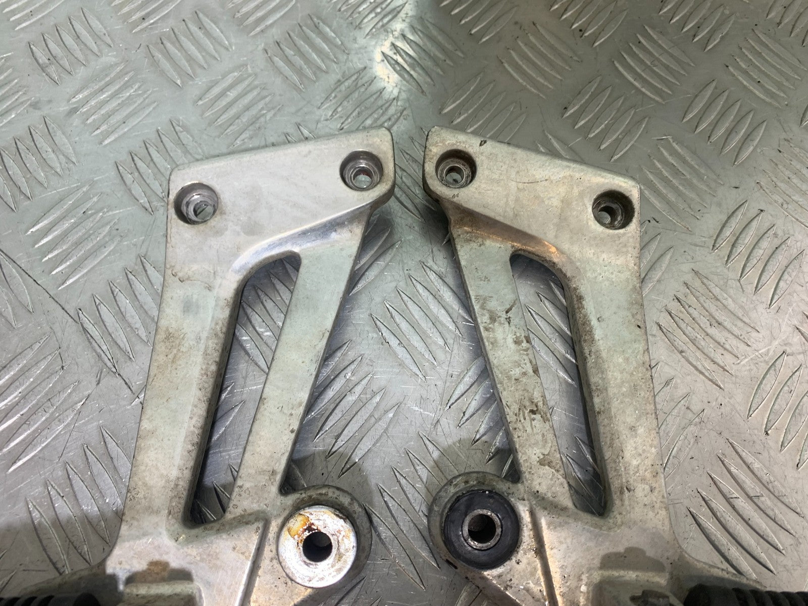 YAMAHA XJR1300 XJR 1300 REAR HANGERS AND PEGS  YEAR  1999-2003 (CMB1119)