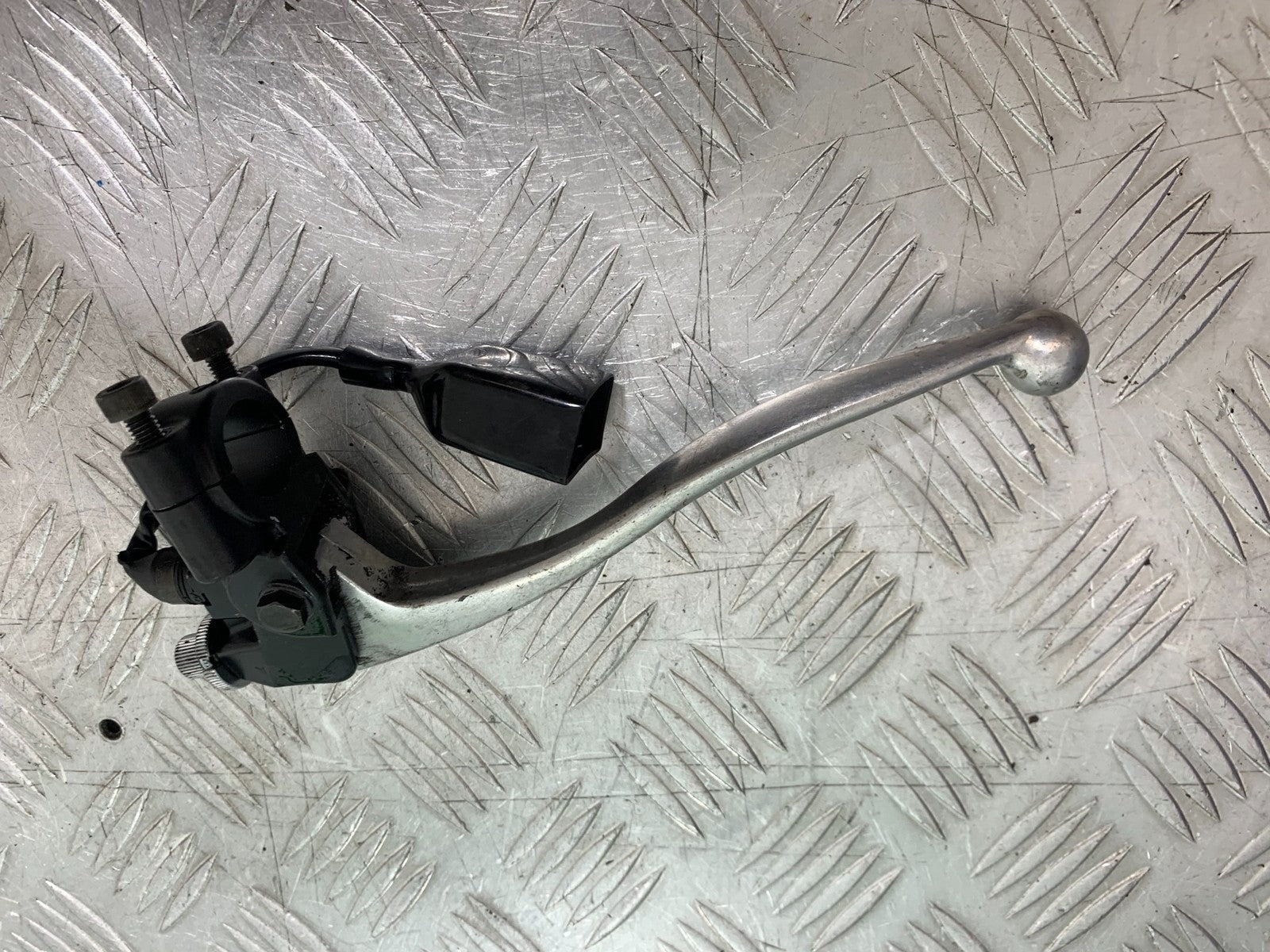 TRIUMPH 955i DAYTONA CLUTCH LEVER AND BRACKET YEAR 2002-2006 (CMB1229)