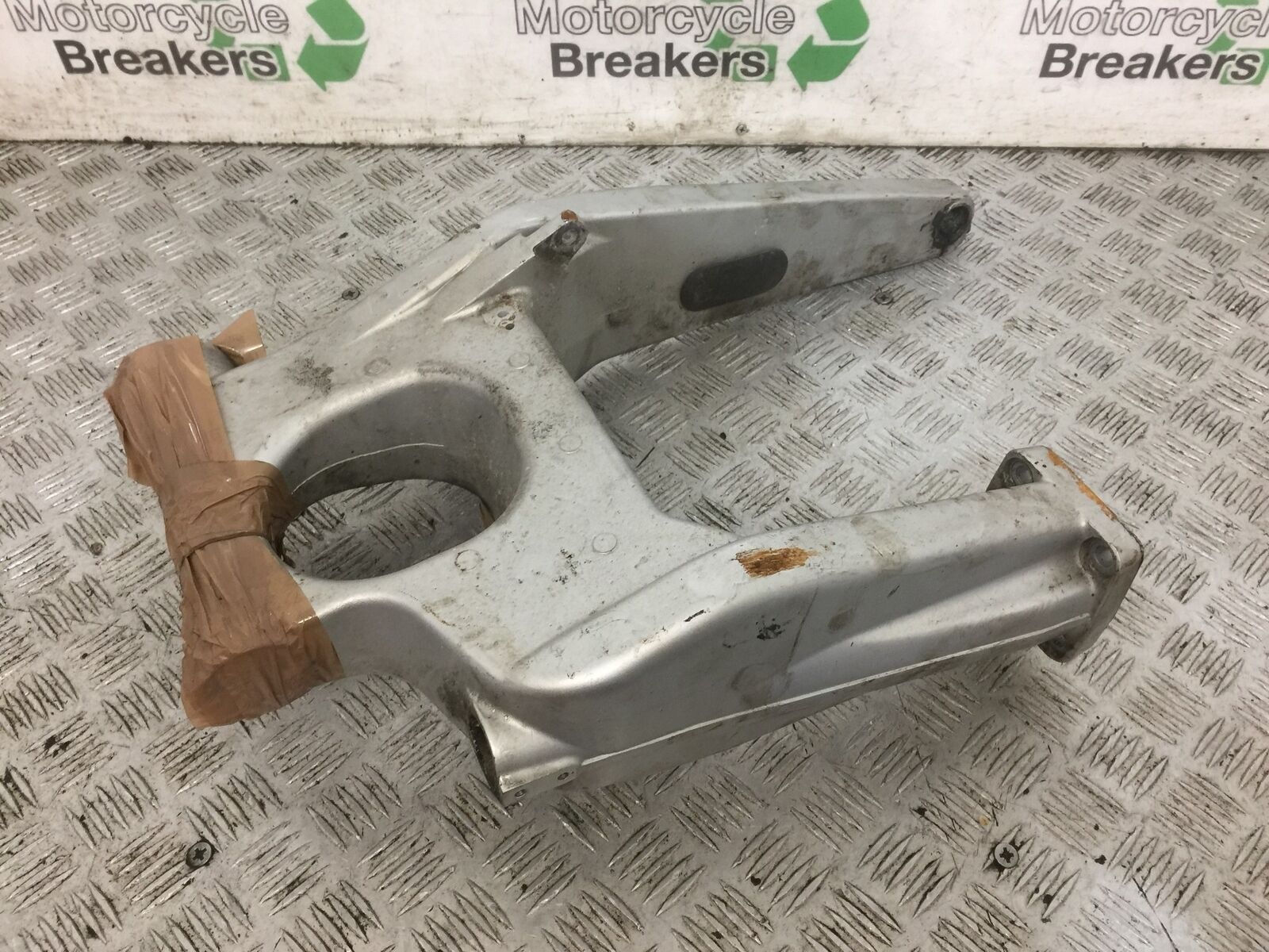 YAMAHA FJR1300 FJR 1300 SWINGARM   YEAR 2001-05 (STOCK 814)