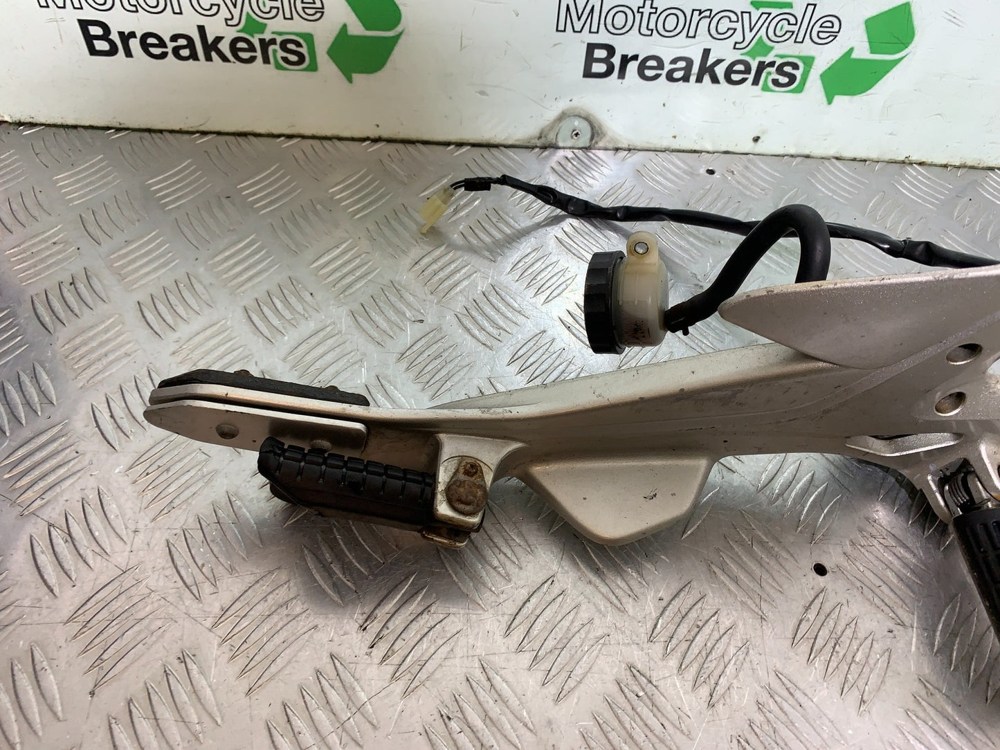 HONDA CBF500 CBF 500 RIGHT HANGER AND PEGS   YEAR 2004-2008  (CMB1294)