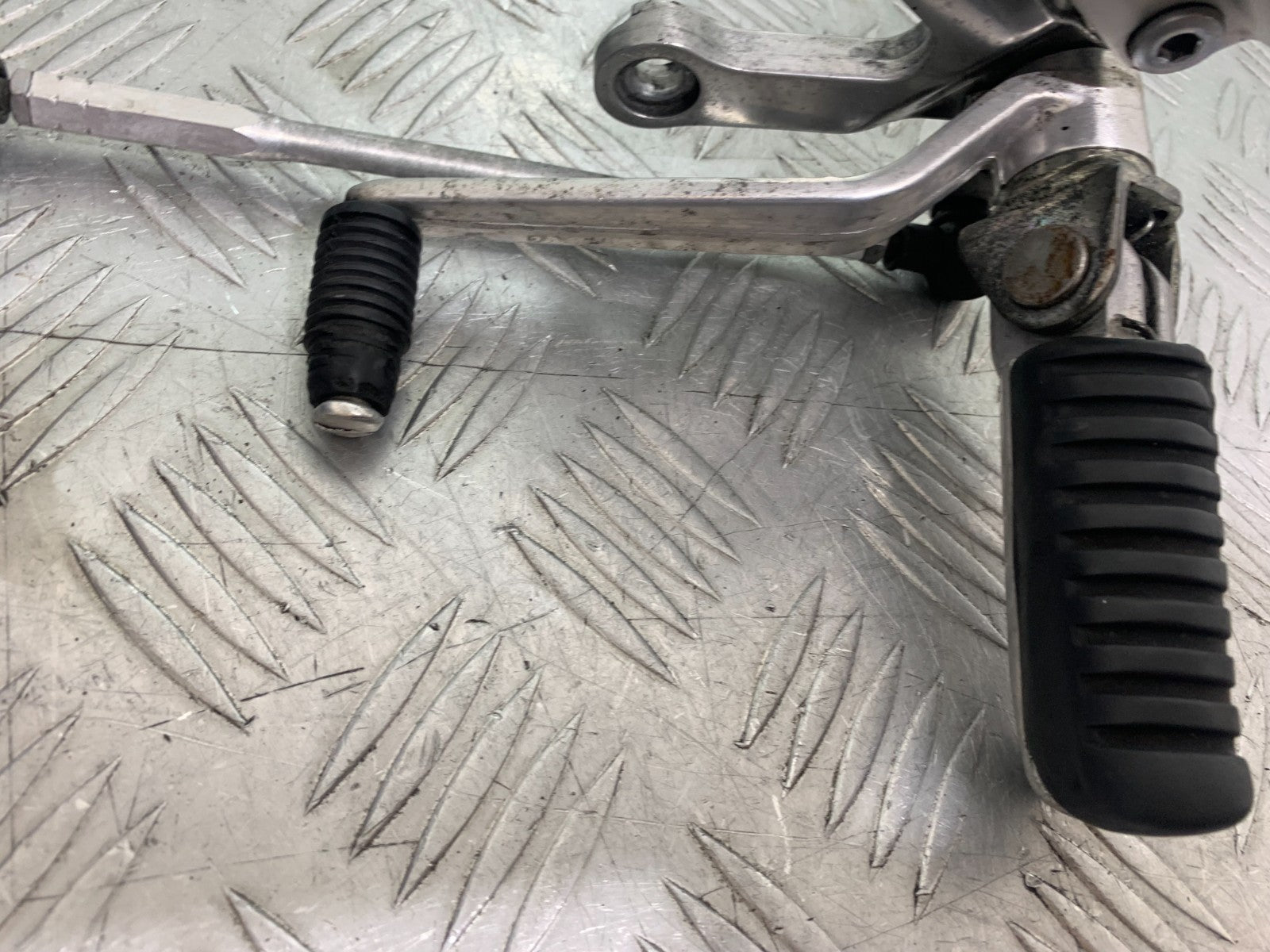 KAWASAKI ZX9R ZX9 R FRONT LEFT HANGER  YEAR 1998-1999 (CMB1329)