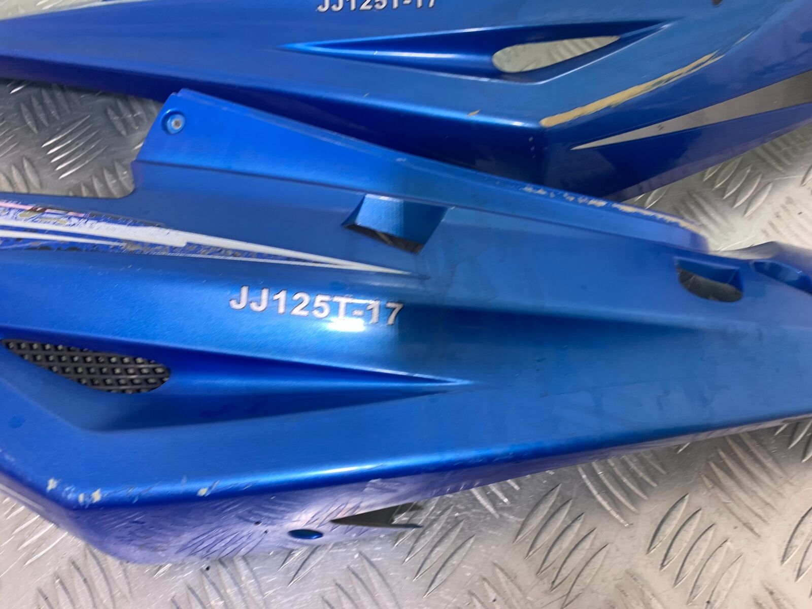 LEXMOTO MATADOR 125 JJ125T-17 SEAT PANELS  (CMB1115)