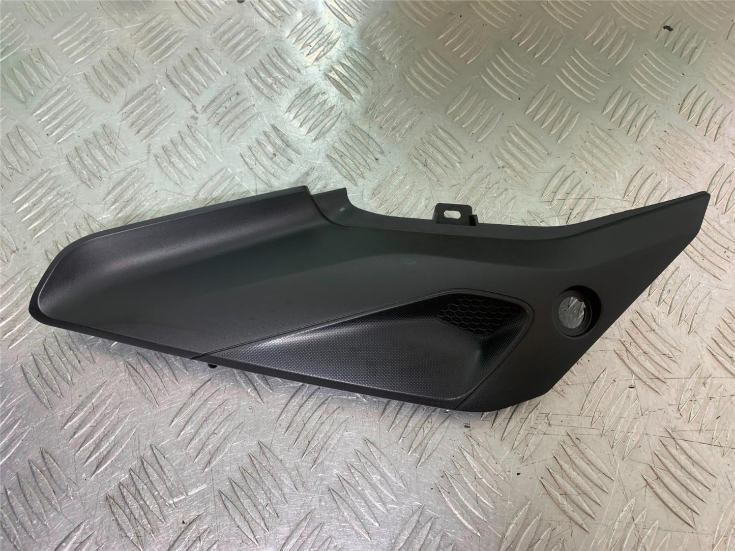 TRIUMPH TRIDENT 660 LEFT SEAT PANEL   YEAR 2021-2024 (CMB1295)