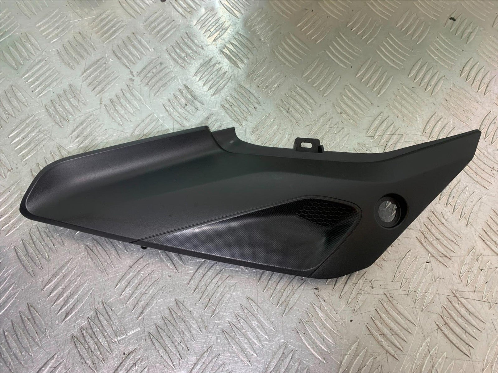 TRIUMPH TRIDENT 660 LEFT SEAT PANEL   YEAR 2021-2024 (CMB1295)