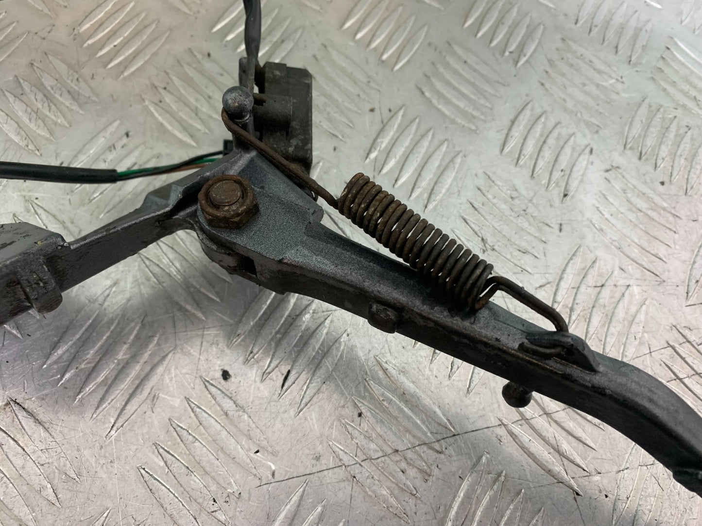 TRIUMPH TROPHY 900 SIDE STAND  YEAR 1991-95 (CMB1251)