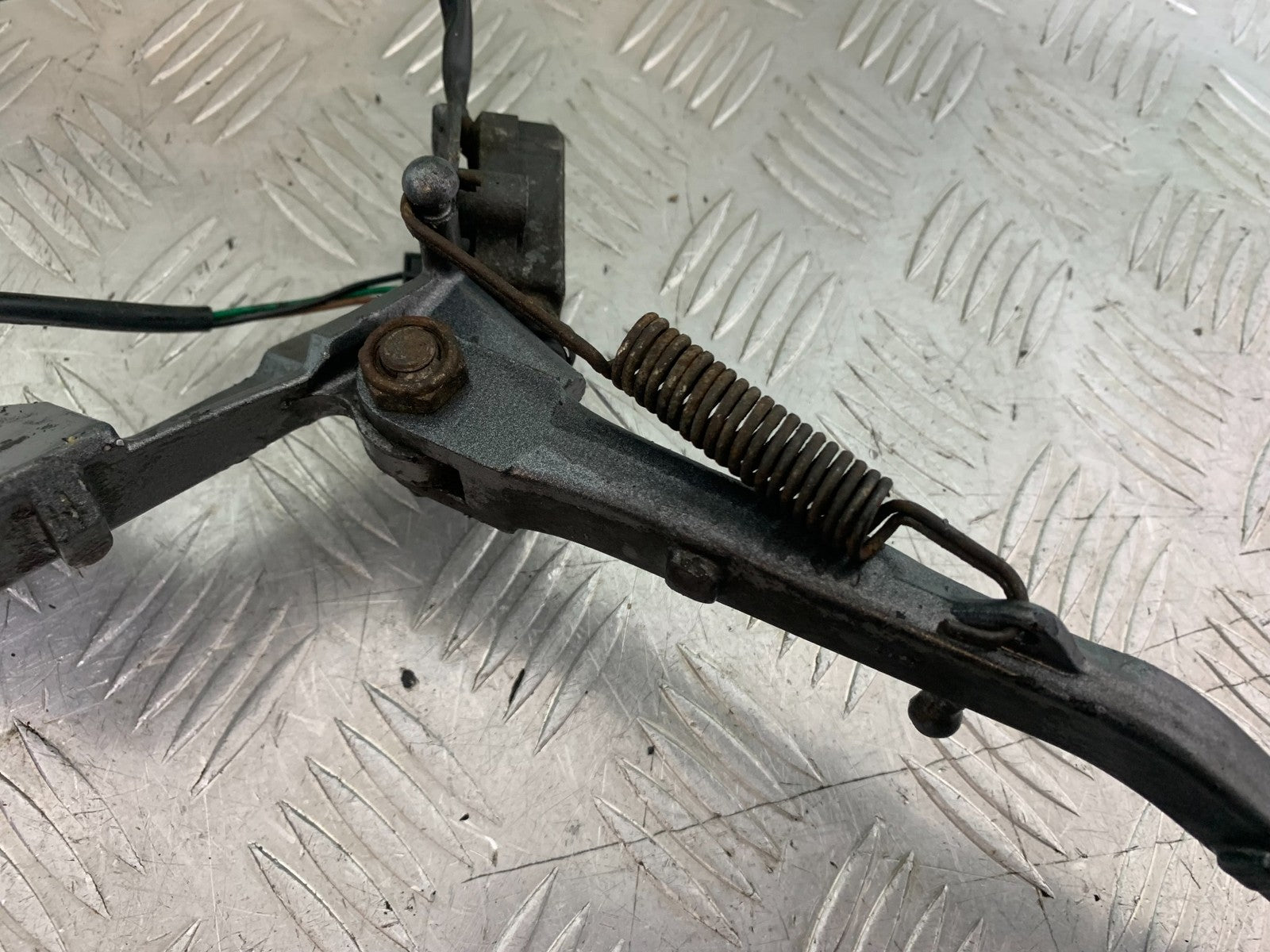 TRIUMPH TROPHY 900 SIDE STAND  YEAR 1991-95 (CMB1251)
