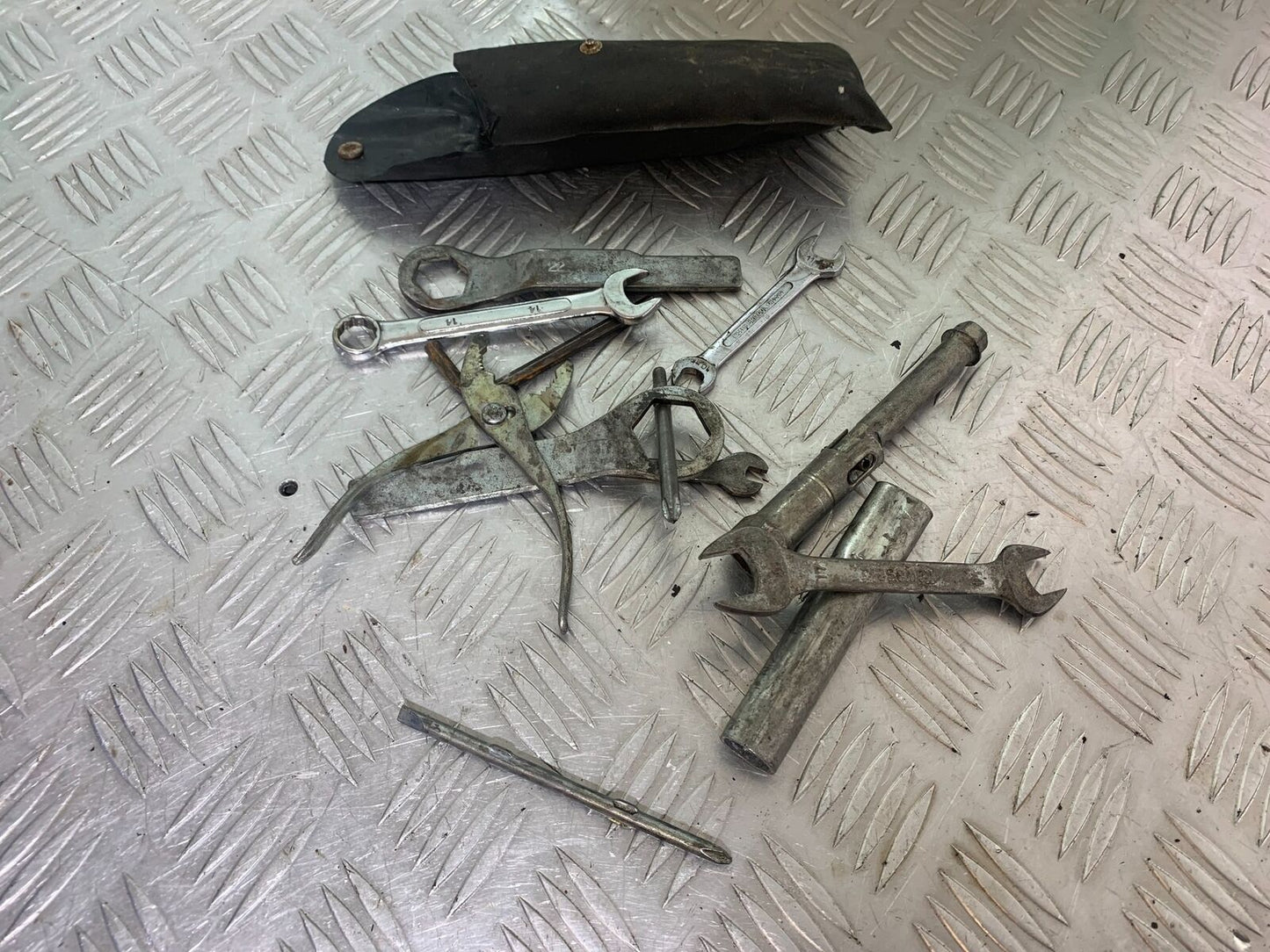 KAWASAKI Z750 ZR750 ZR-7S TOOL KIT   YEAR 1999-05 (CMB1135)