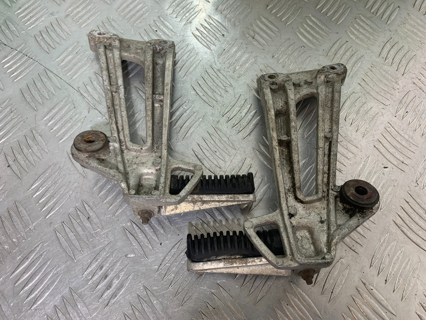 YAMAHA XJR1300 XJR 1300 REAR HANGERS AND PEGS  YEAR  1999-2003 (CMB1119)