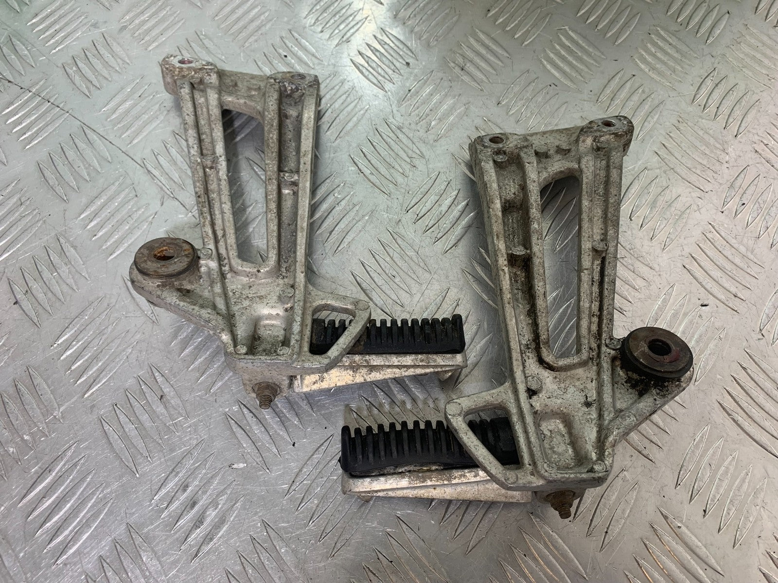 YAMAHA XJR1300 XJR 1300 REAR HANGERS AND PEGS  YEAR  1999-2003 (CMB1119)