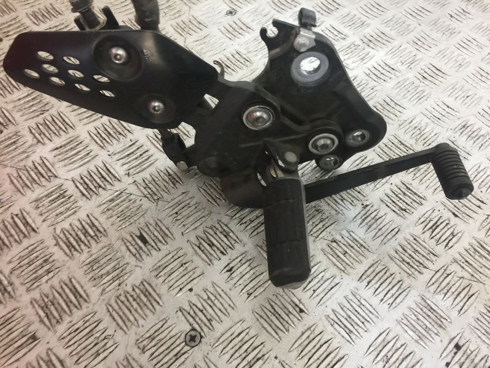 YAMAHA MT07 MT-07 FRONT RIGHT HANGER  YEAR 2014-2018 (STOCK 704)